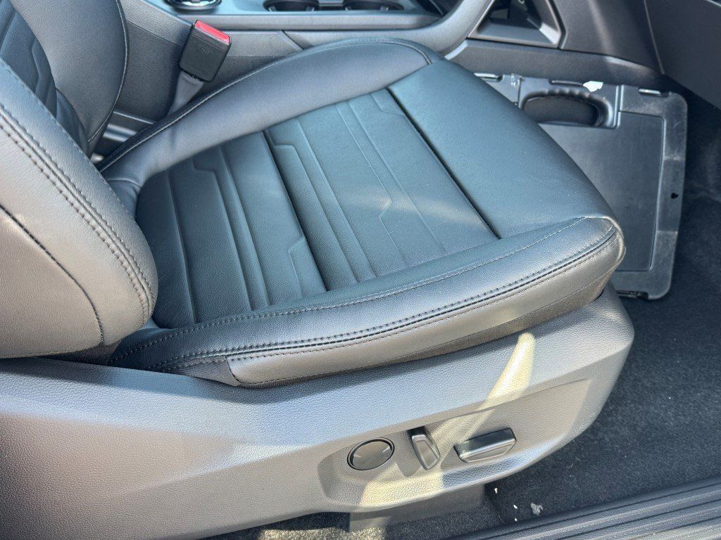 New 2025 Oxford White Ford Lariat image 10
