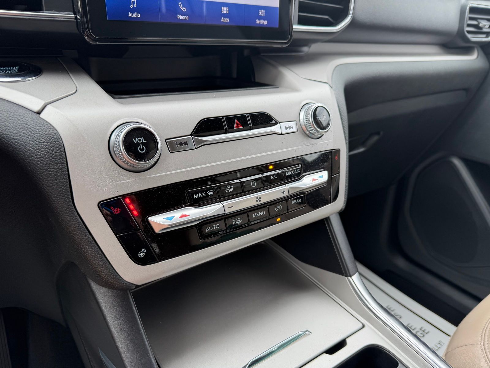 2024 Ford Explorer image 24