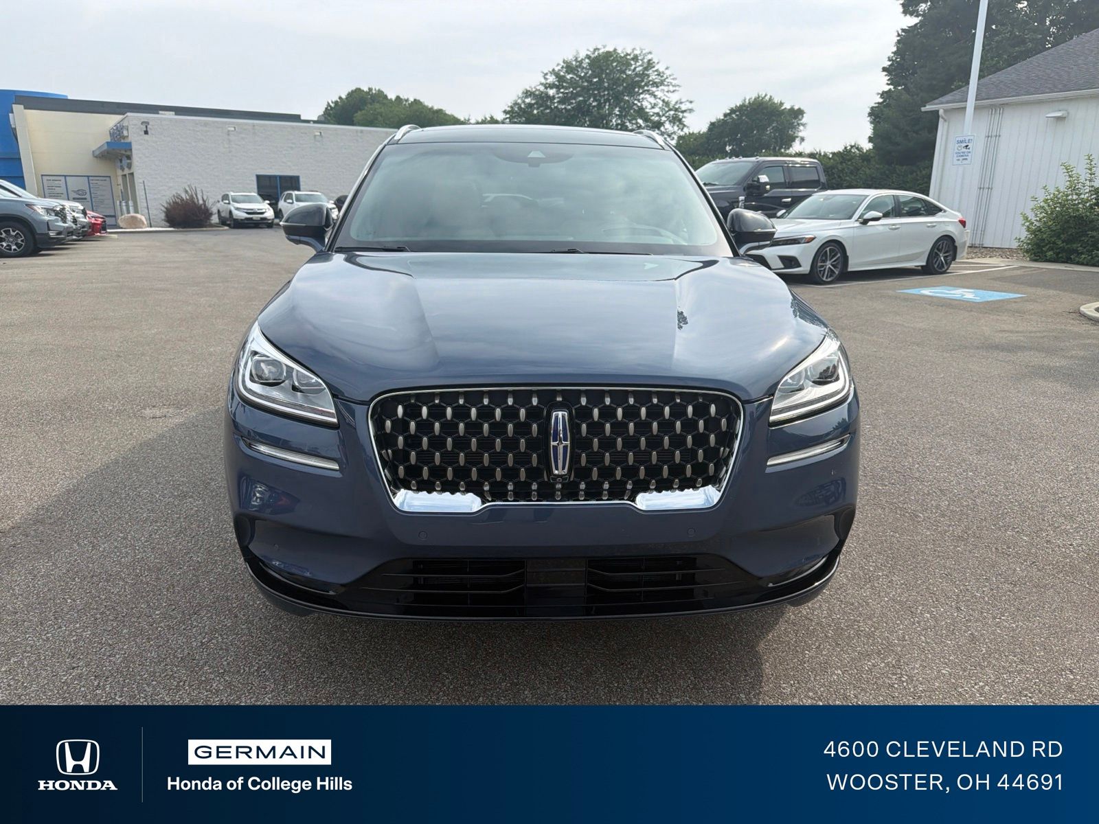 Used 2022 Blue Lincoln Grand Touring image 2