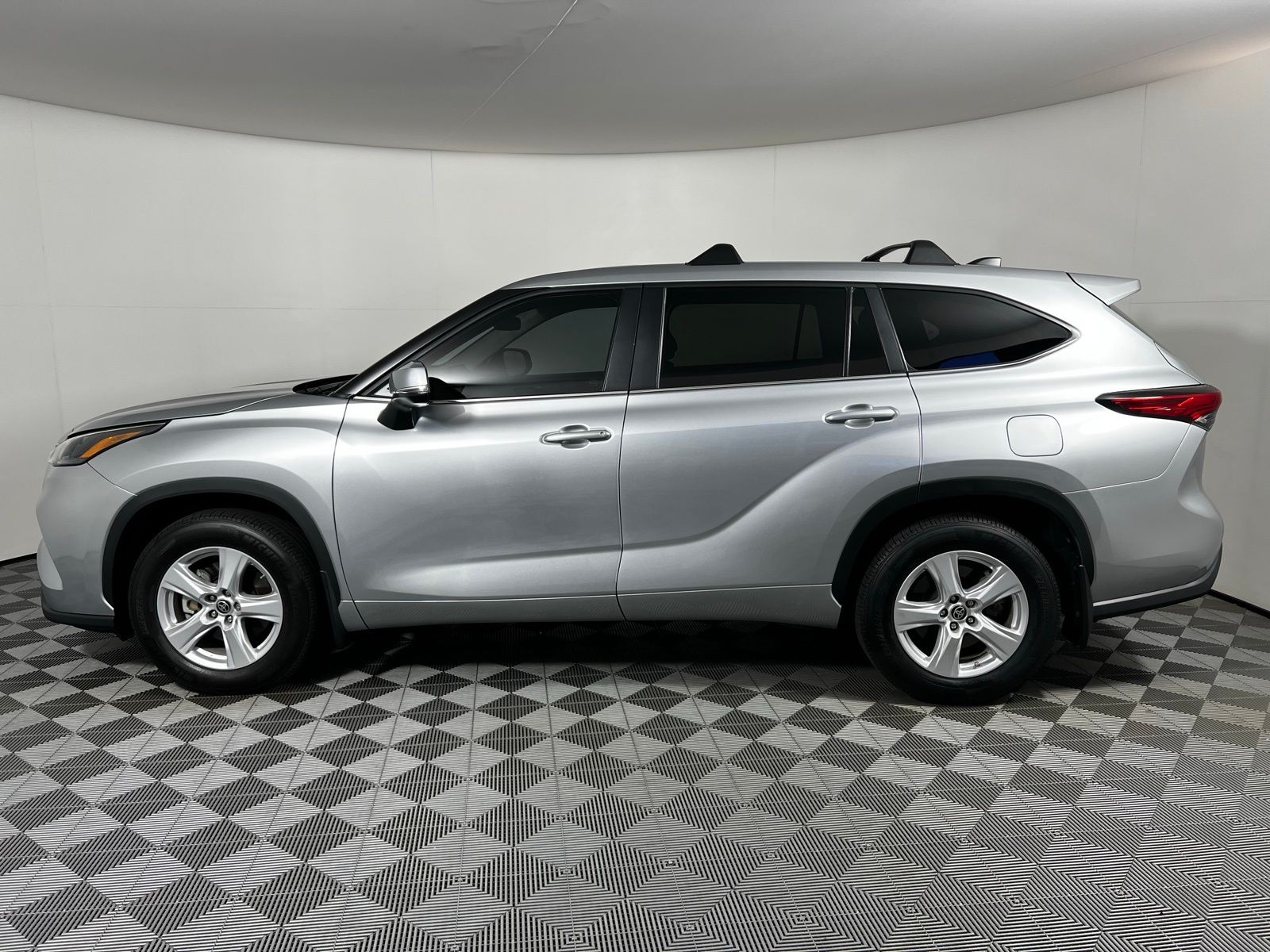 Thumbnail: 2023 Toyota Highlander - 8