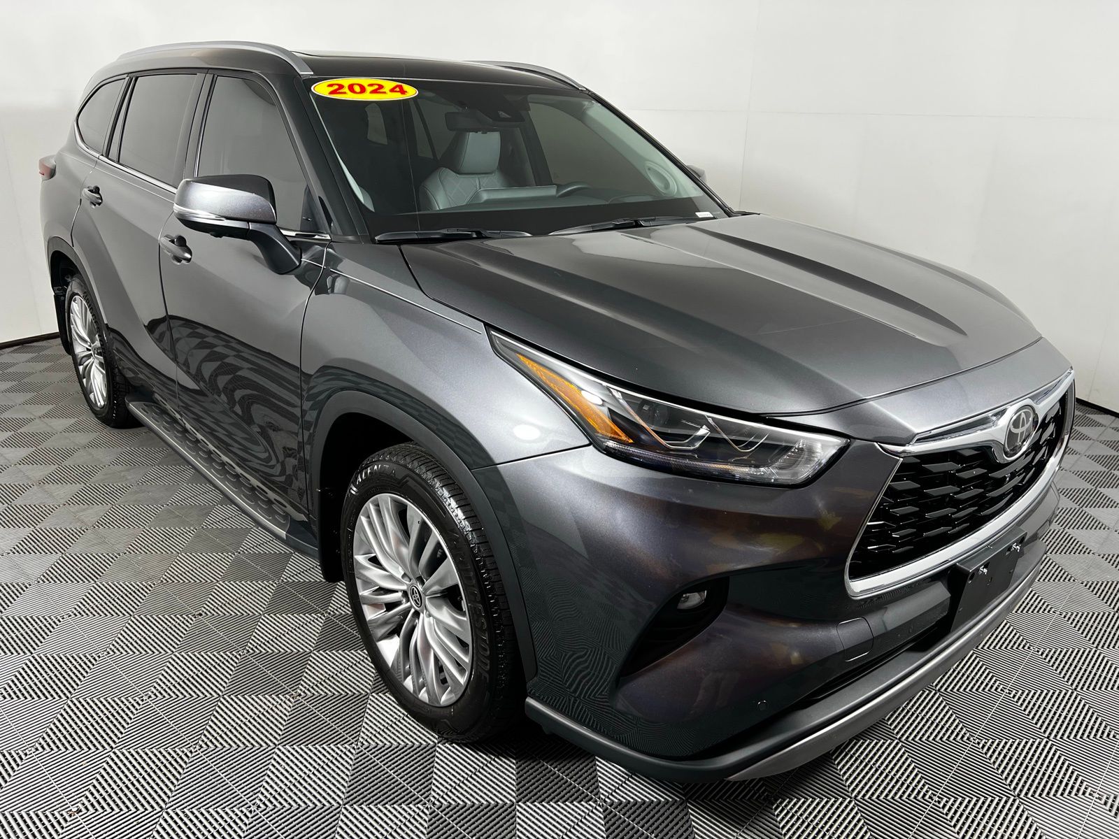 Thumbnail: 2024 Toyota Highlander - 3