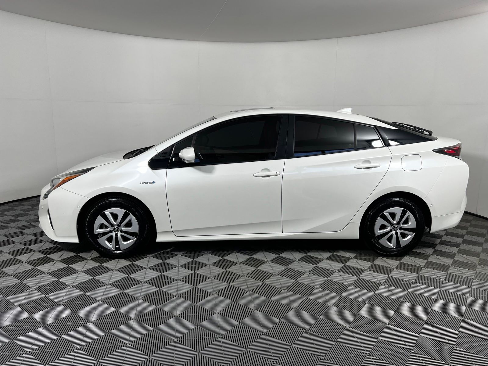 Thumbnail: 2018 Toyota Prius - 8