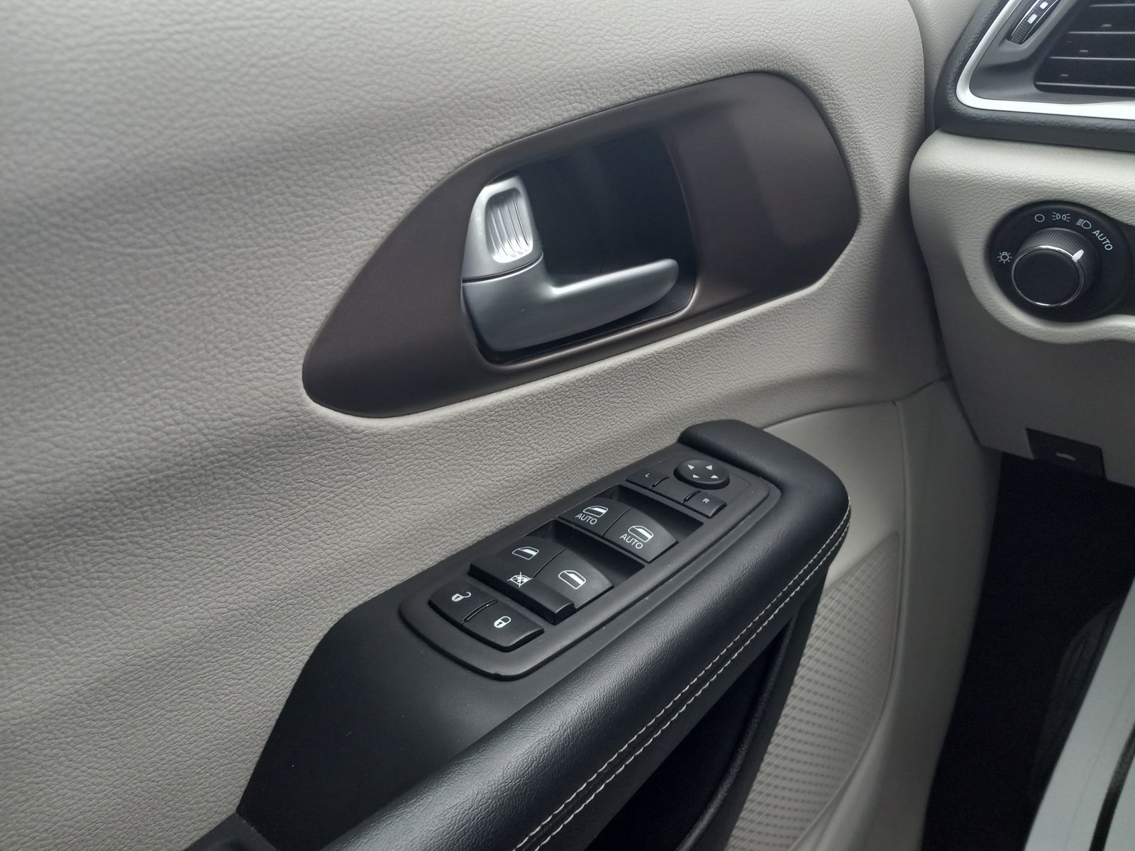 2023 Chrysler Voyager image 25