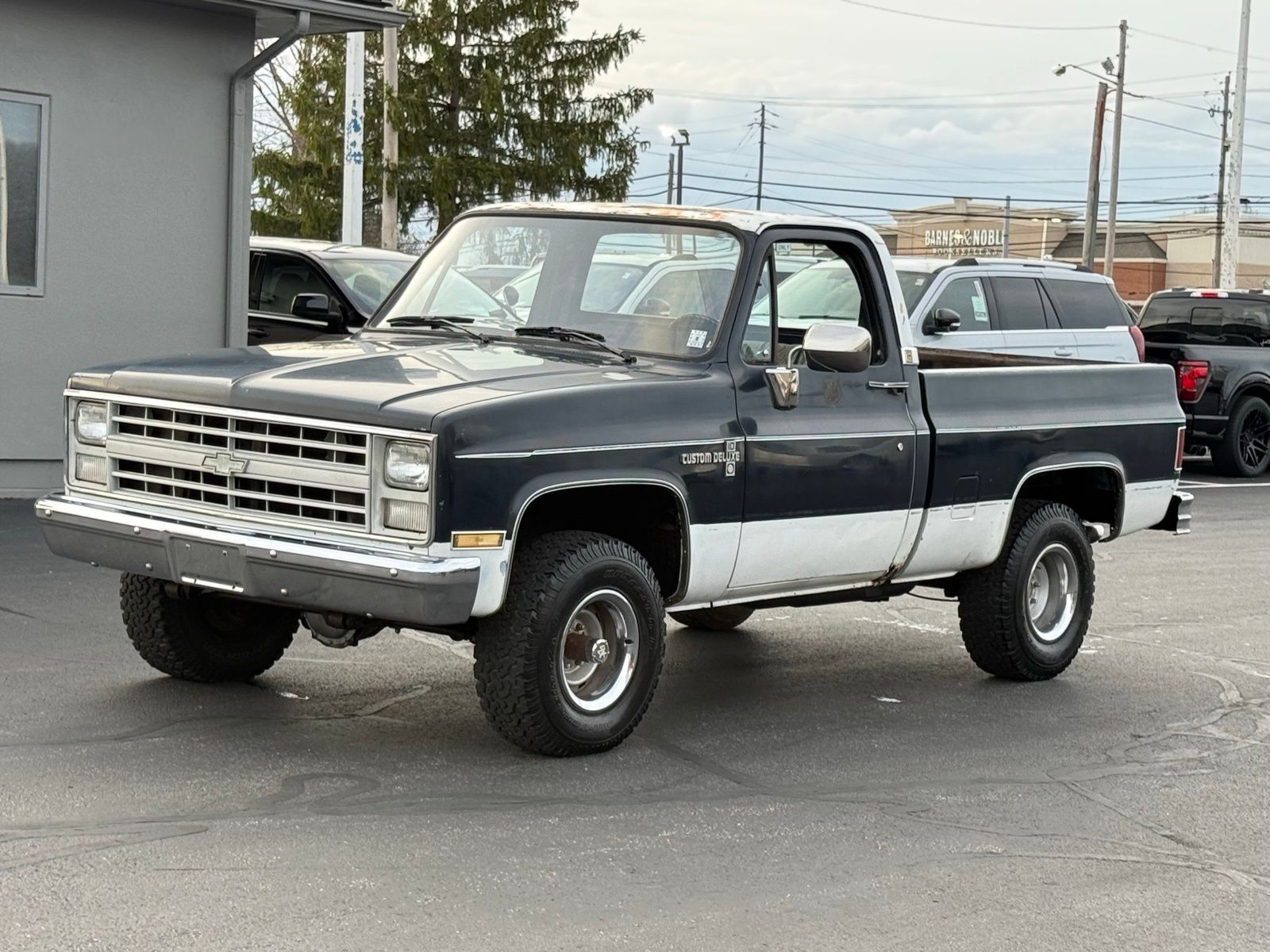 View vehicle photo 7