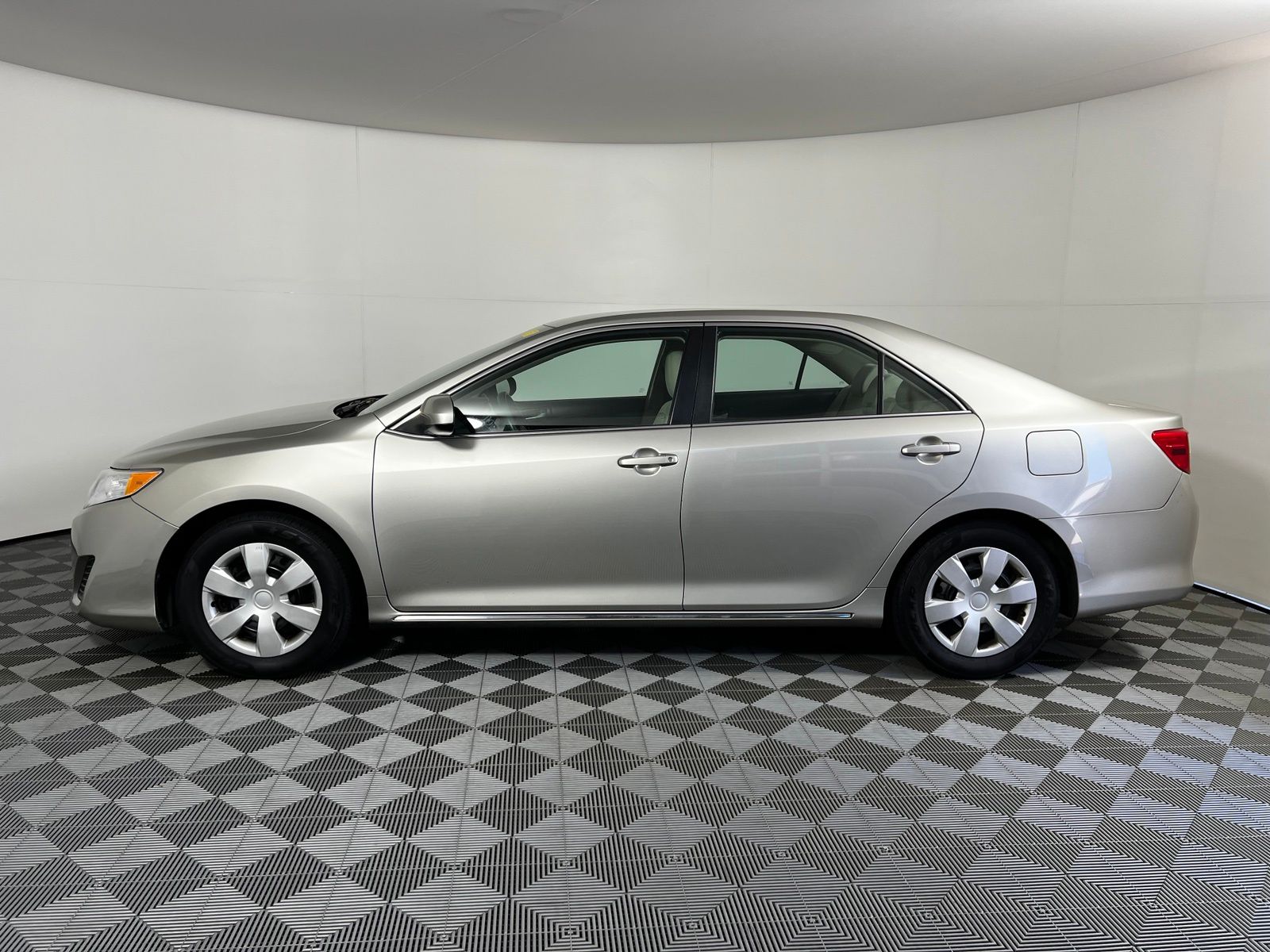 Thumbnail: 2014 Toyota Camry - 8