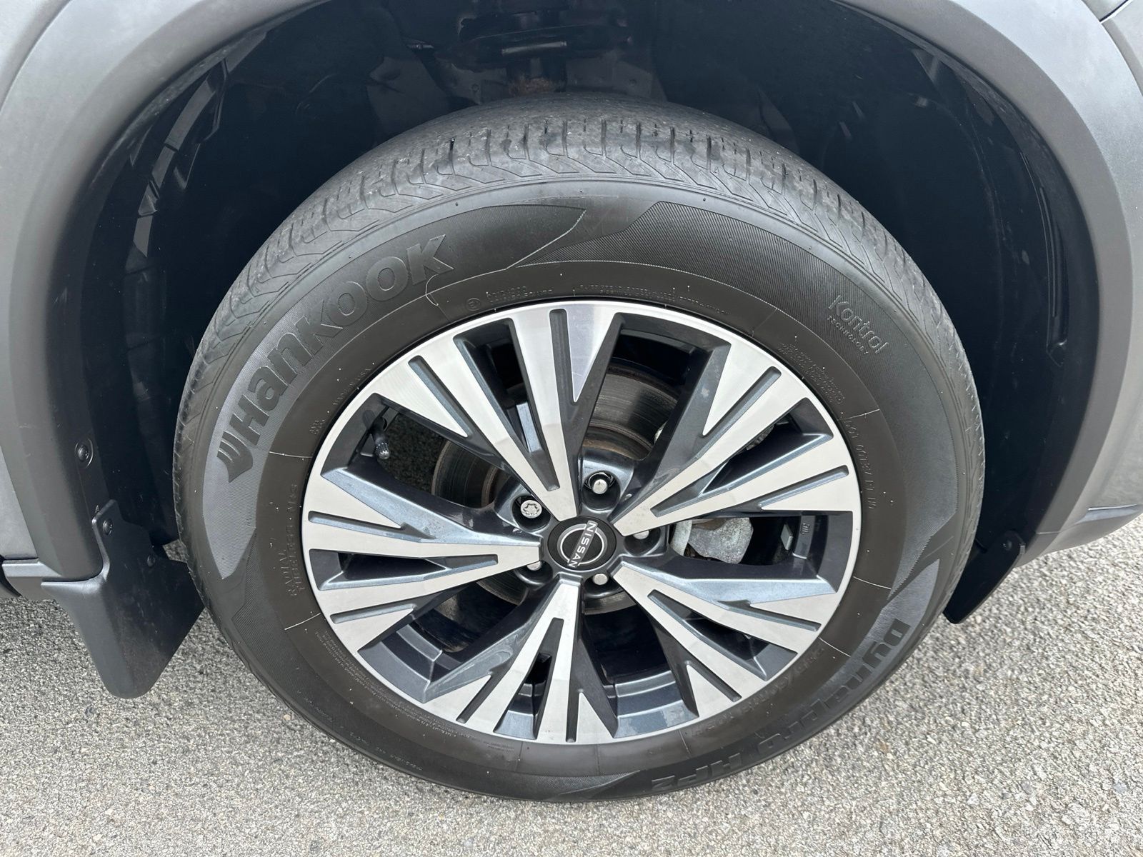 Used 2023 Gray Nissan SV image 9