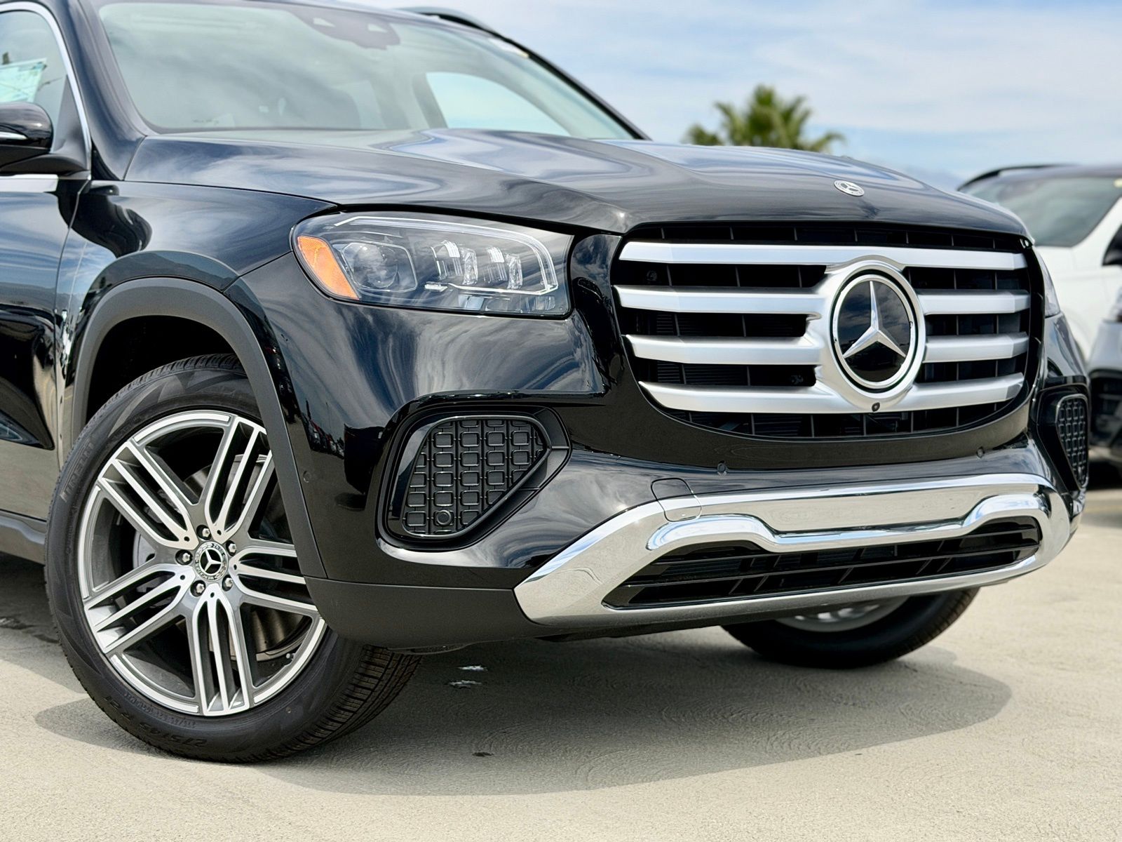 View vehicle photo 3