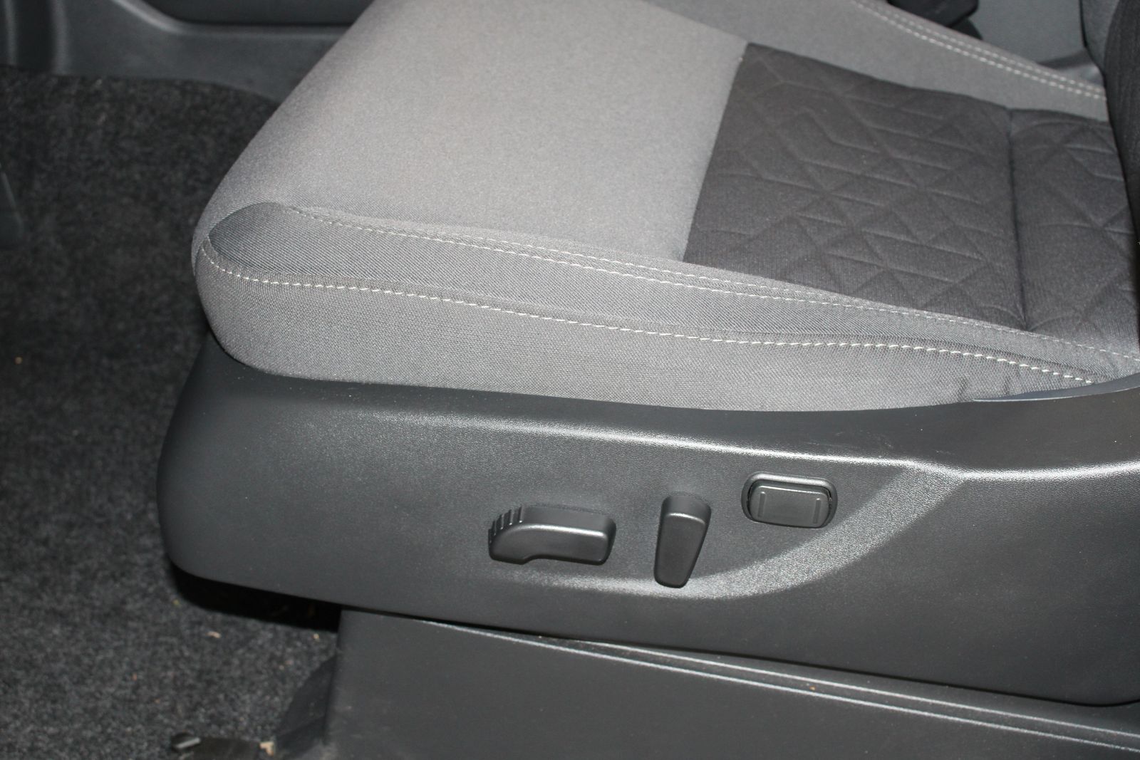 Used 2025 Gray Nissan SV image 13