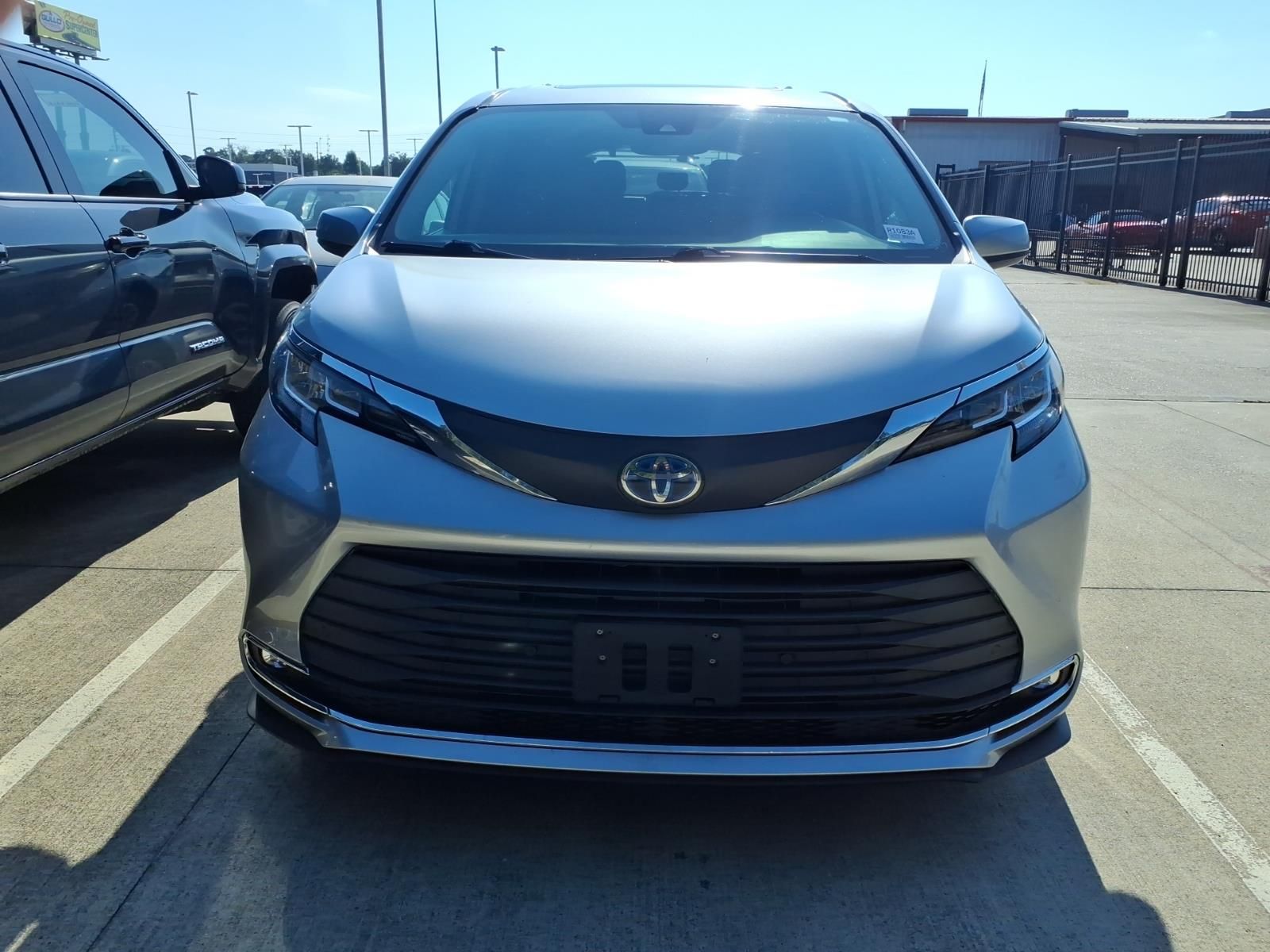 2023 Toyota Sienna XLE Silver at Autostrade