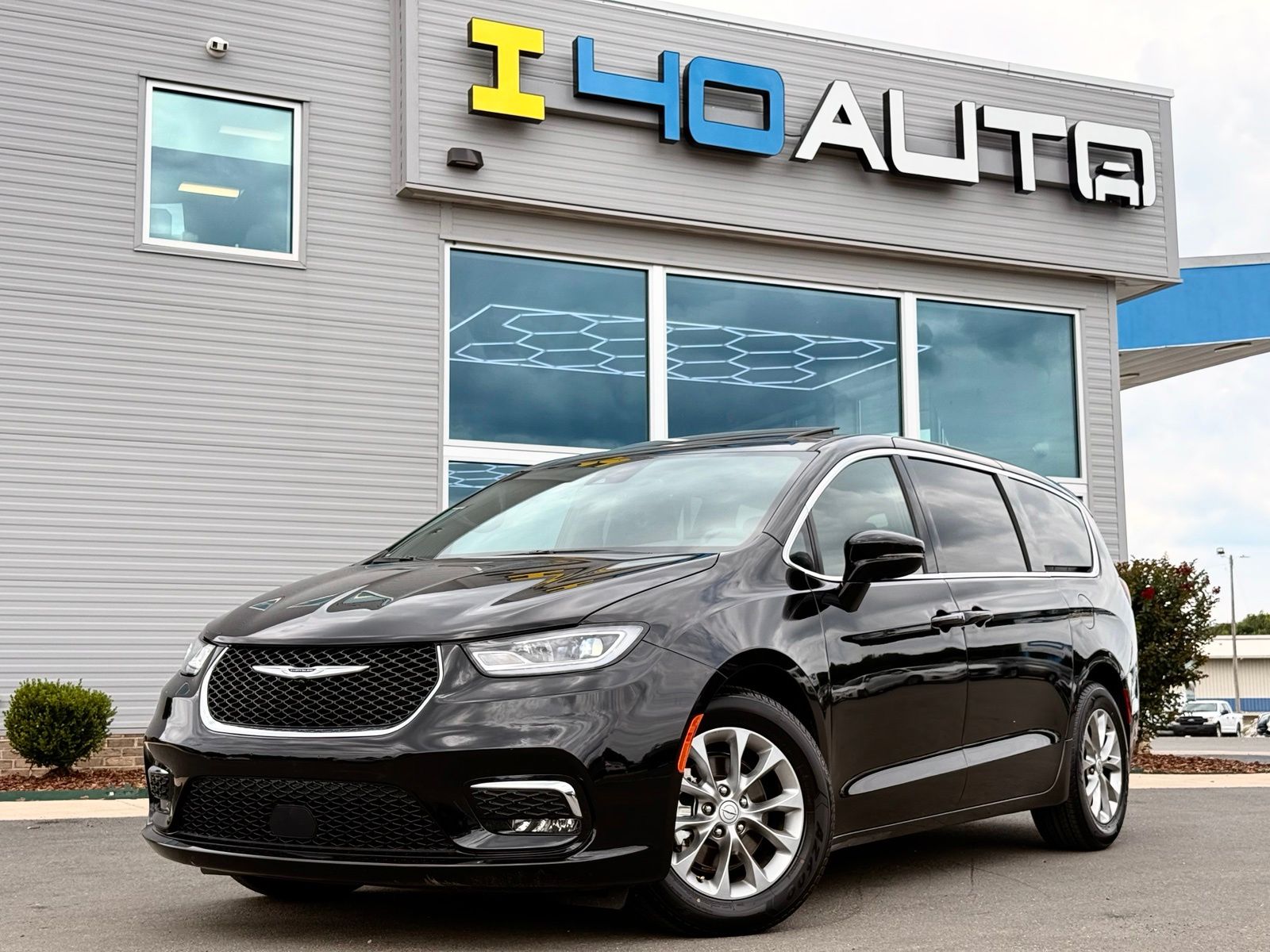 Diamond Black Crystal Pearlcoat 2026 Chrysler Pacifica Minivan Front-Wheel Drive 9-Speed Automatic