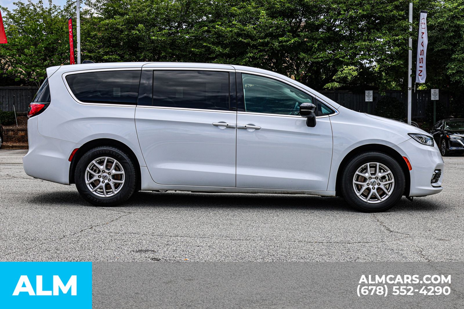 2024 Chrysler Pacifica Touring L photo 9