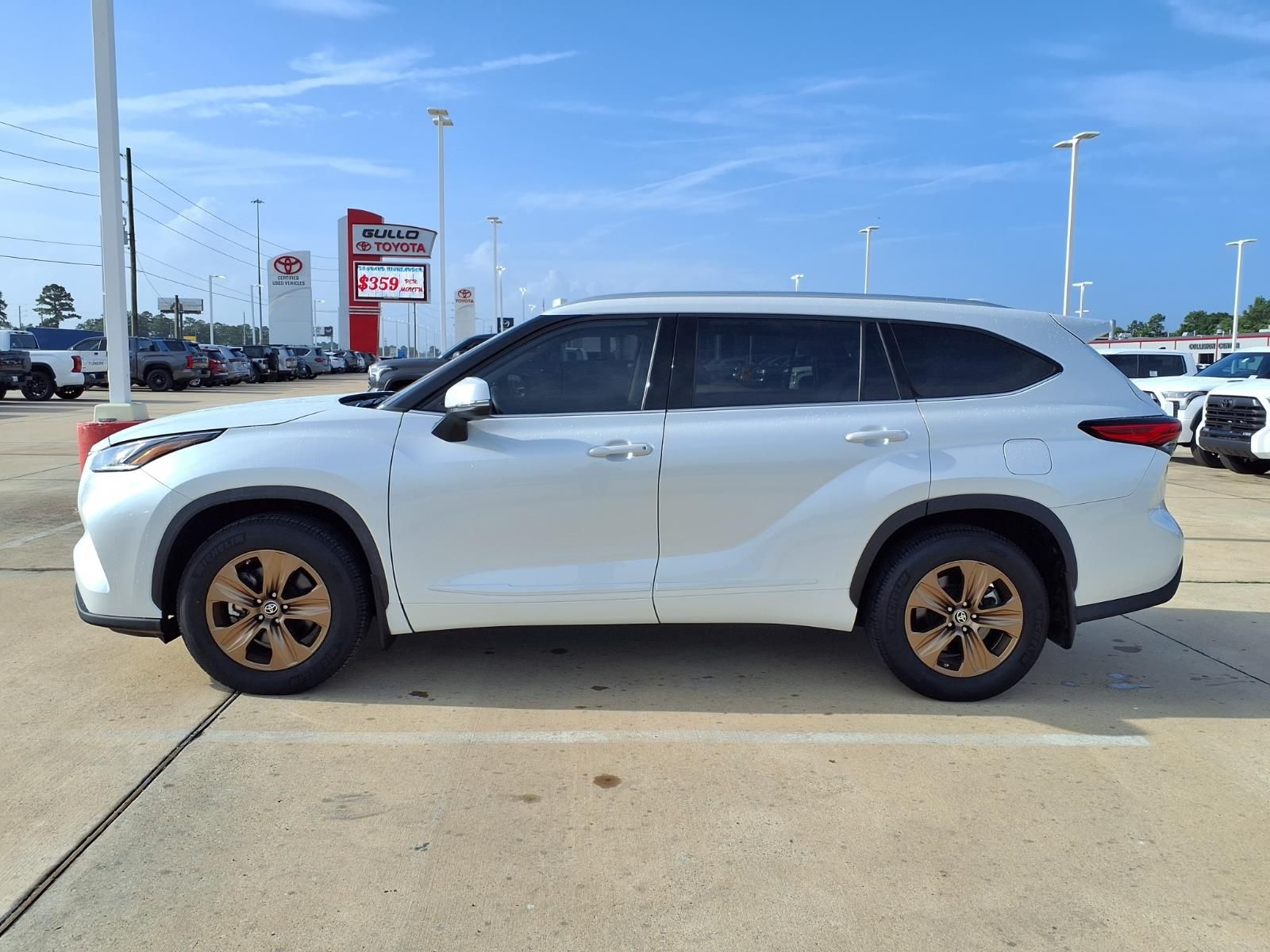 2022 Toyota Highlander Hybrid Bronze Edition Beige at Toyota of Victoria