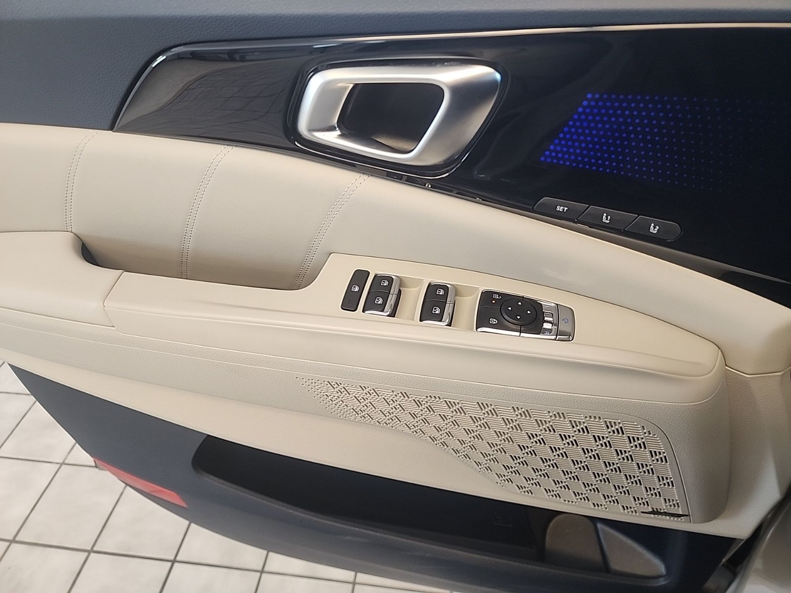 Used 2025 Ceramic Silver Kia SX Prestige image 22