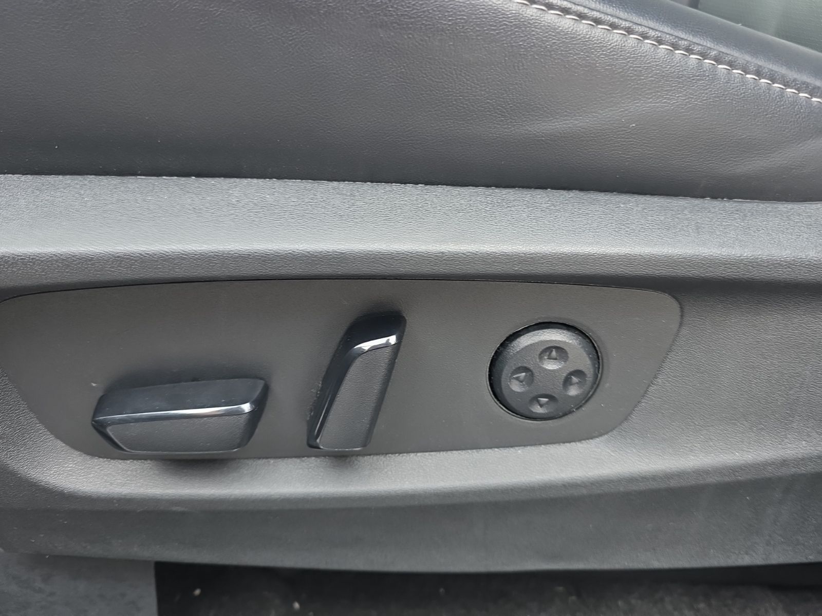 Used 2025 Black INFINITI Sensory image 29
