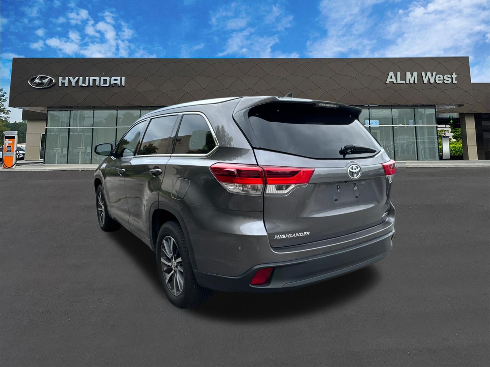 Used 2018 Gray Toyota XLE image 7