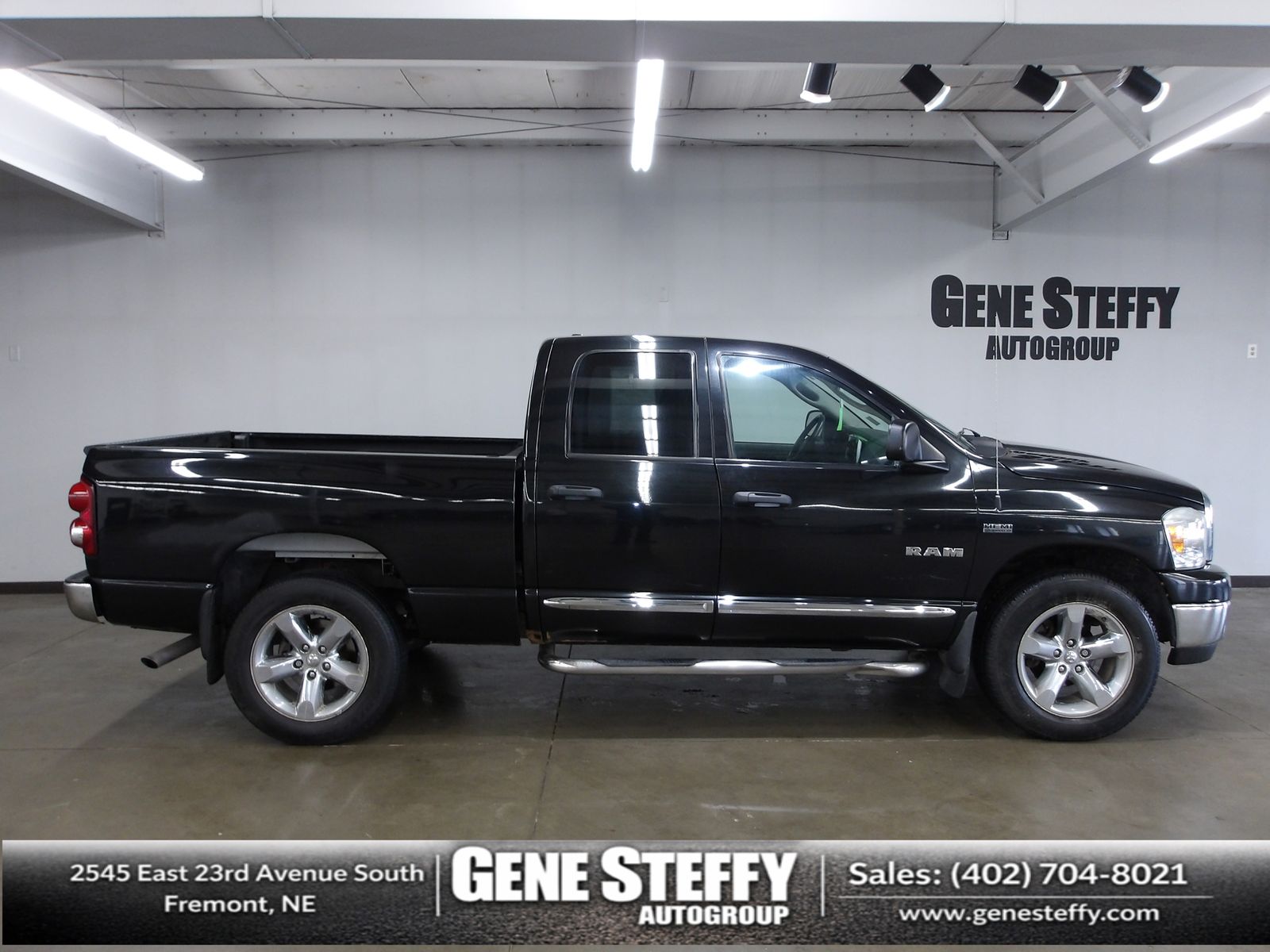 Brilliant Black Crystal Pearlcoat 2008 Dodge RAM 1500 SLT Quad Cab 4WD Pickup Truck Four-Wheel Drive 5-Speed Automatic