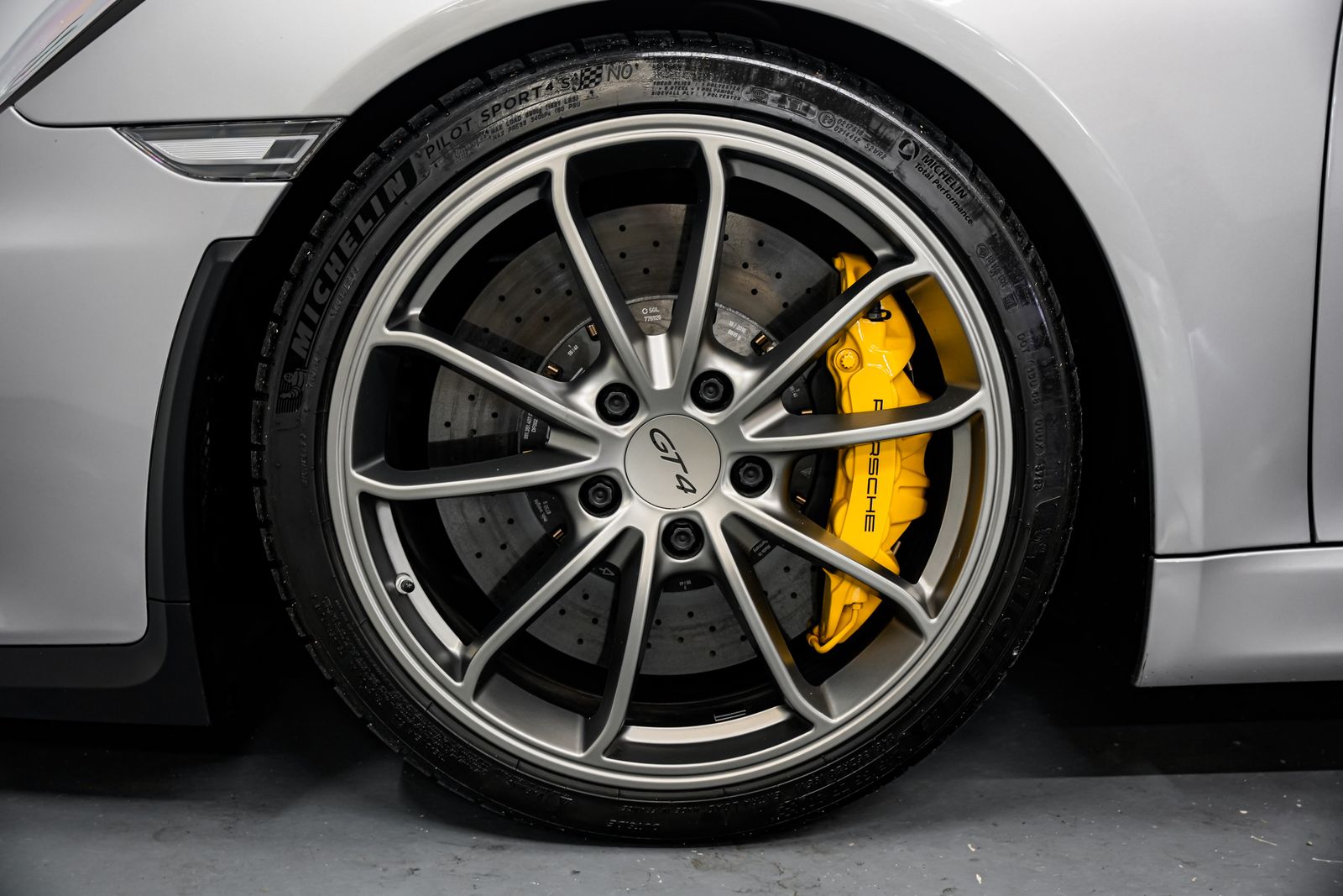 2016 Porsche Cayman GT4 — photo 38