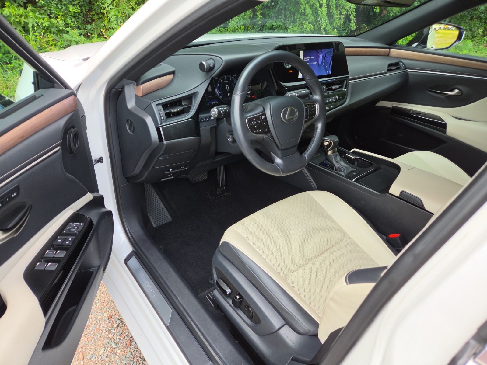 Used 2024 White Lexus 350 image 13