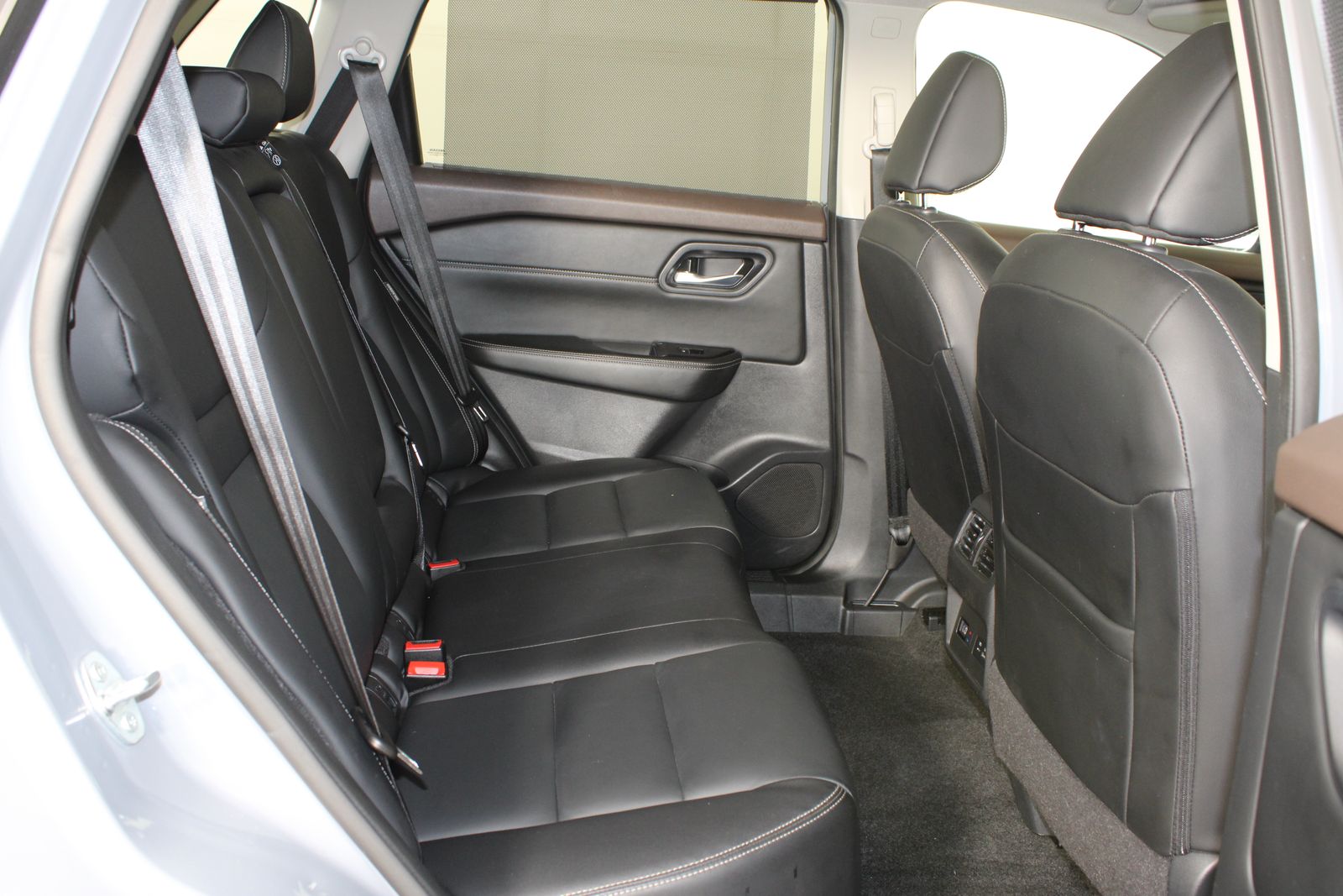 Used 2023 Gray Nissan SL image 18