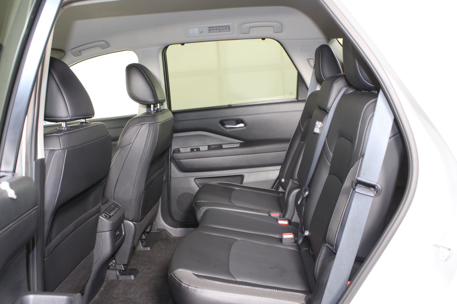 Used 2024 Silver Nissan SL image 13