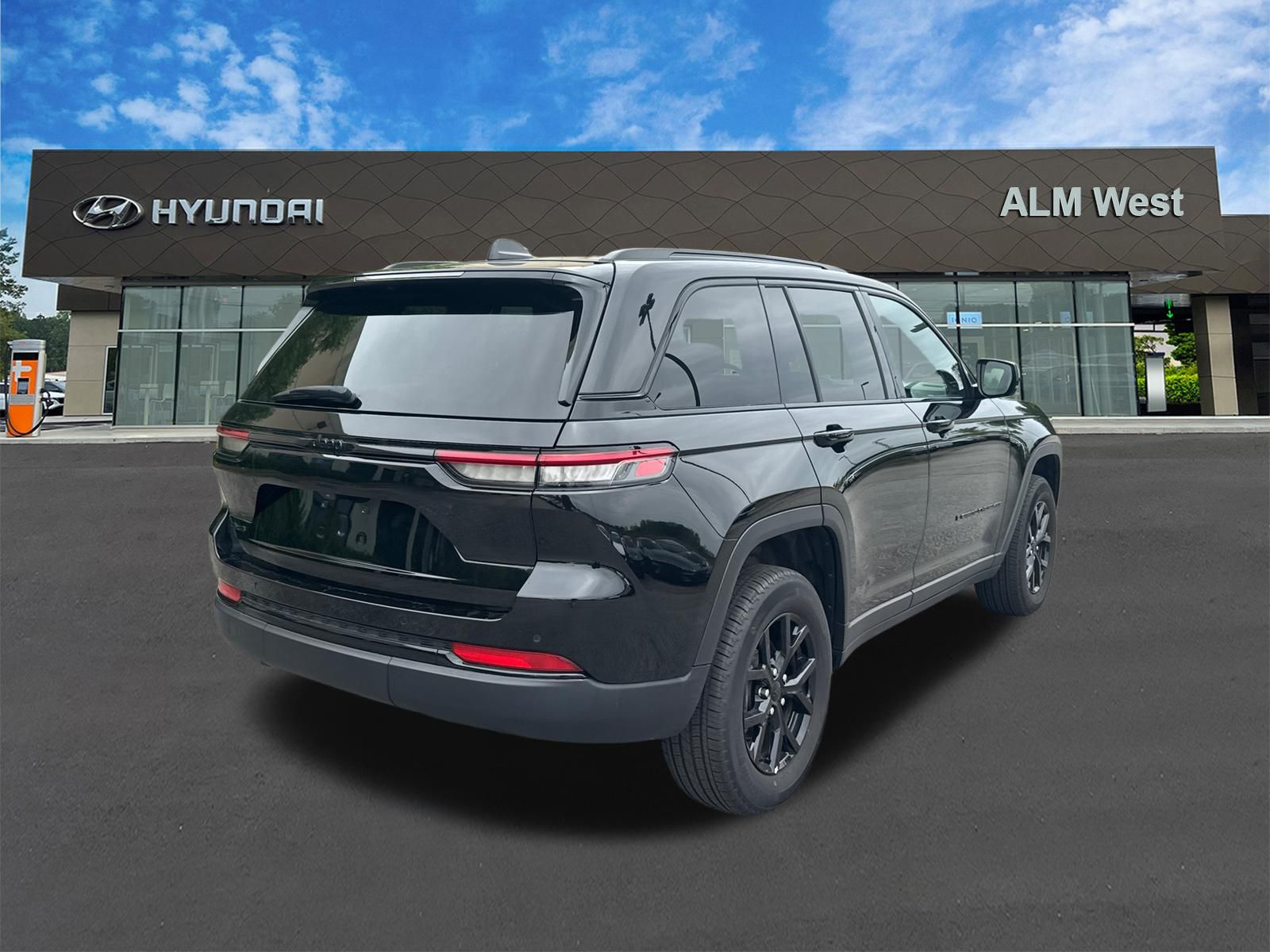 Used 2025 Black Jeep Altitude image 5