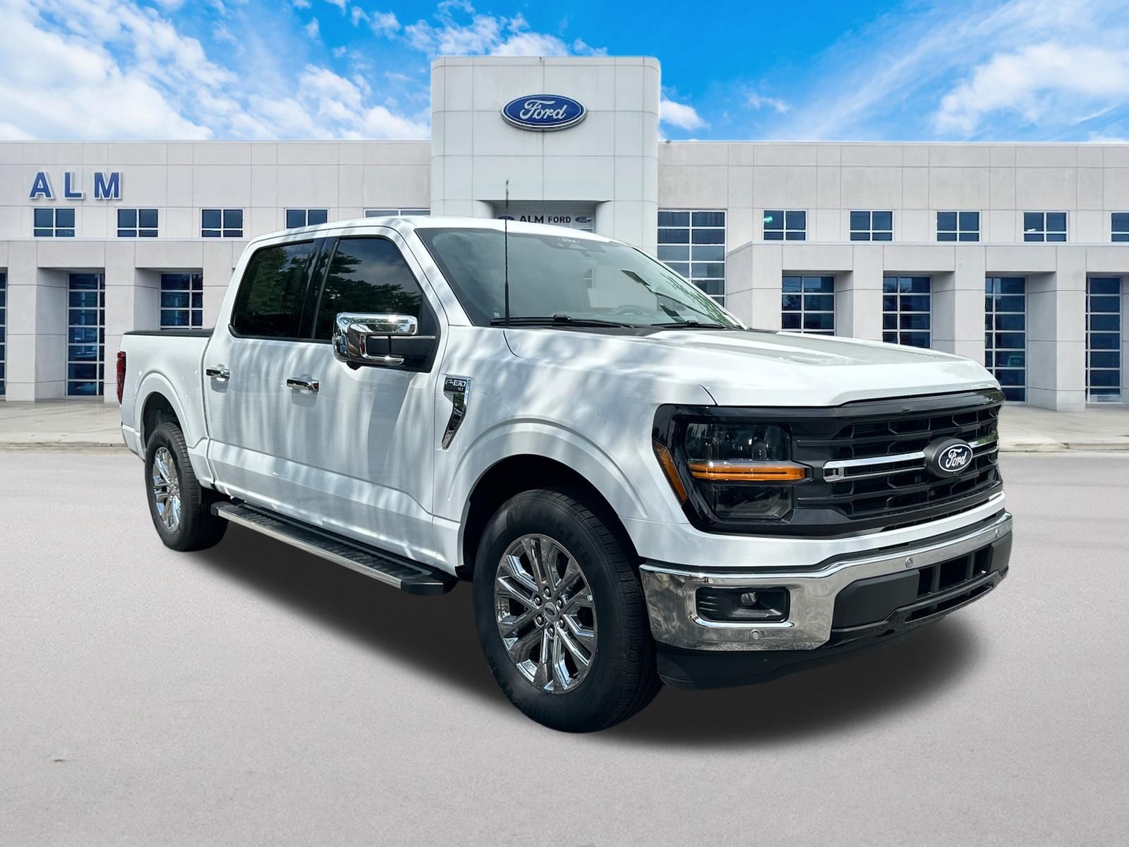New 2026 Oxford White Ford XLT image 4