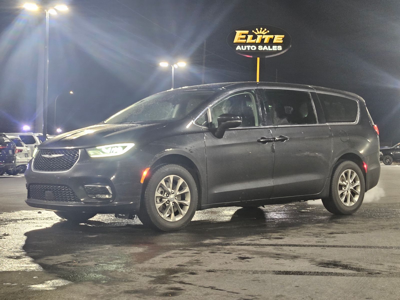 2023 Chrysler Pacifica Touring L's photo