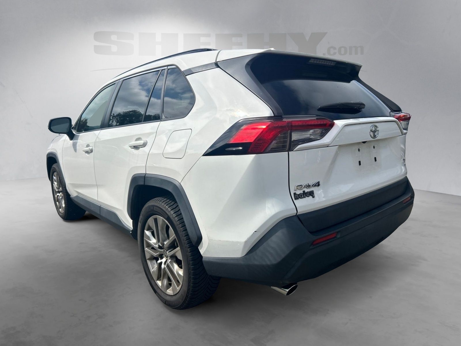 Used 2020 White Toyota XLE Premium image 14