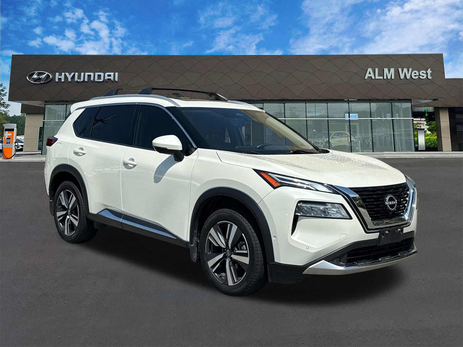 Used 2022 White Nissan Platinum image 3