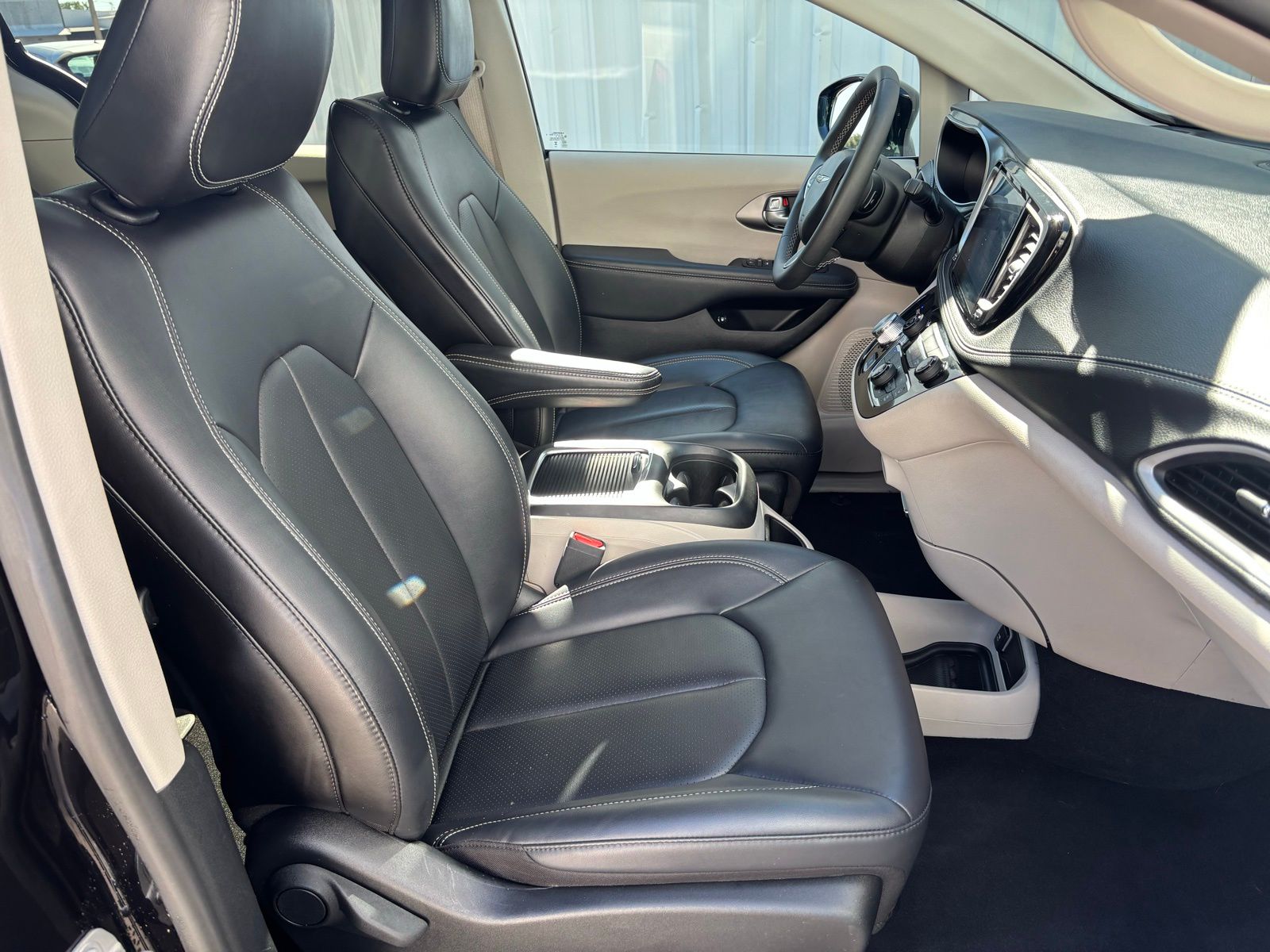 Used Car 2024 Chrysler Pacifica Hybrid  Select For Sale Under $35,000 In Austin, Texas