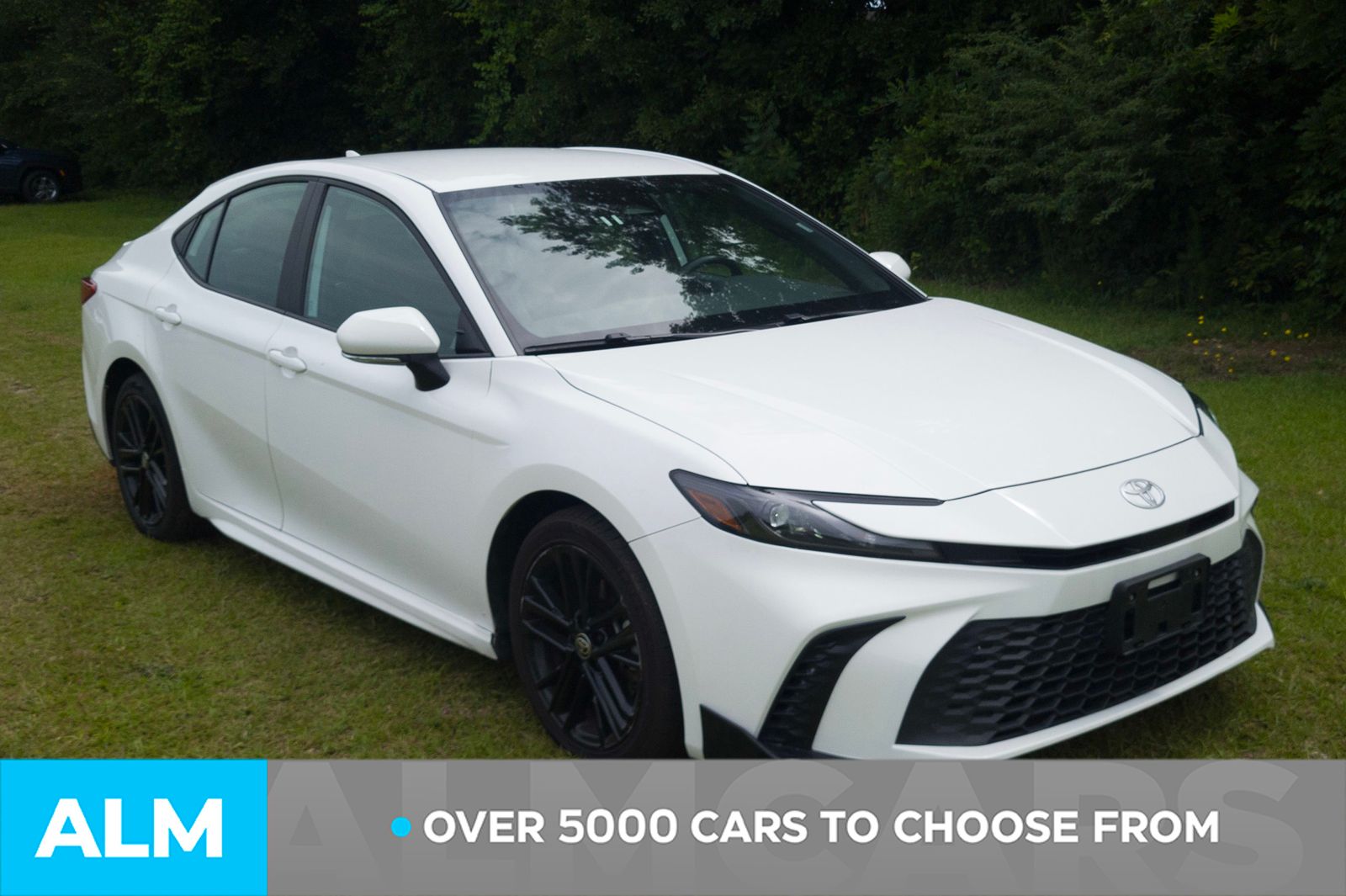 Used 2025 Ice Toyota SE image 3