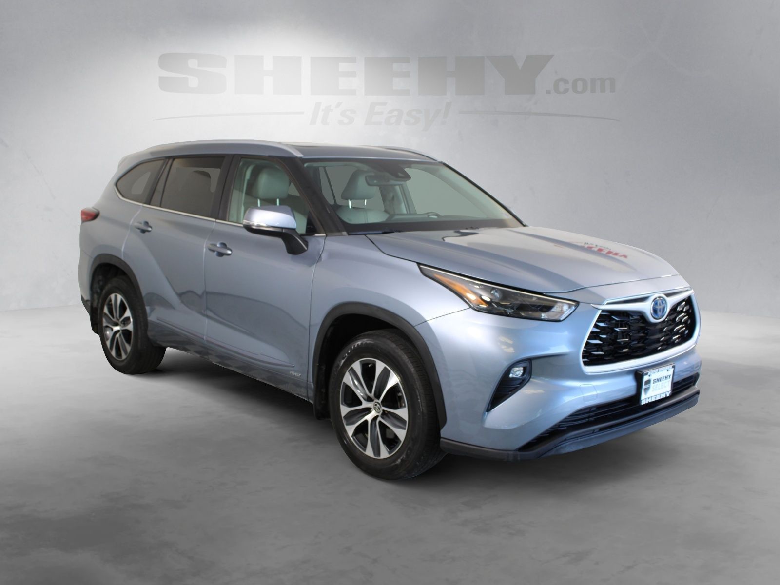 Used 2023  Toyota XLE image 2