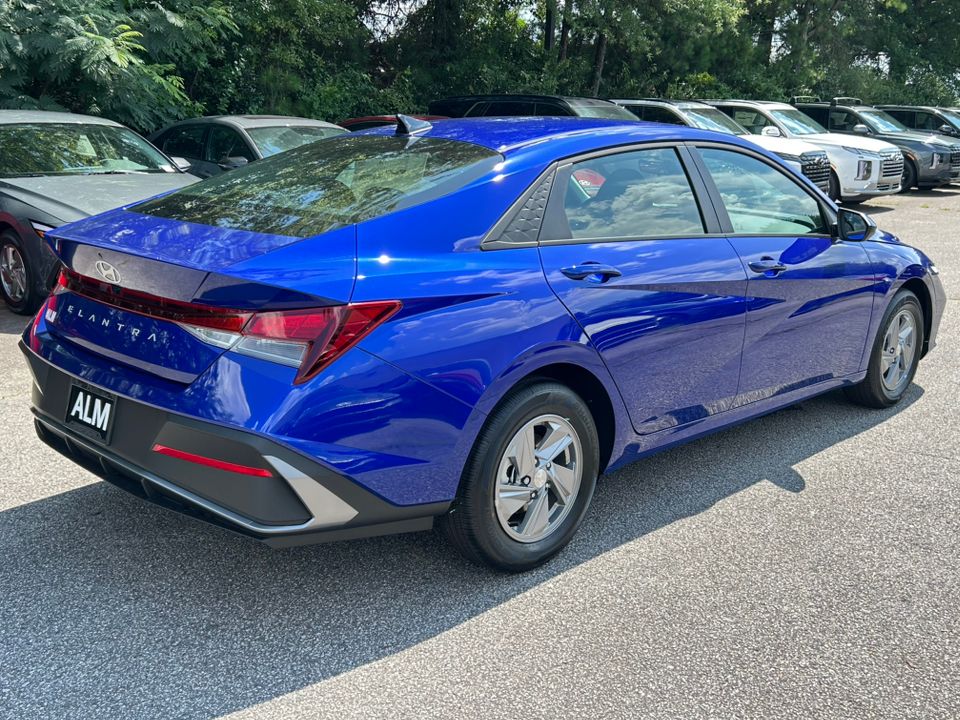2025 Hyundai Elantra SE photo 5