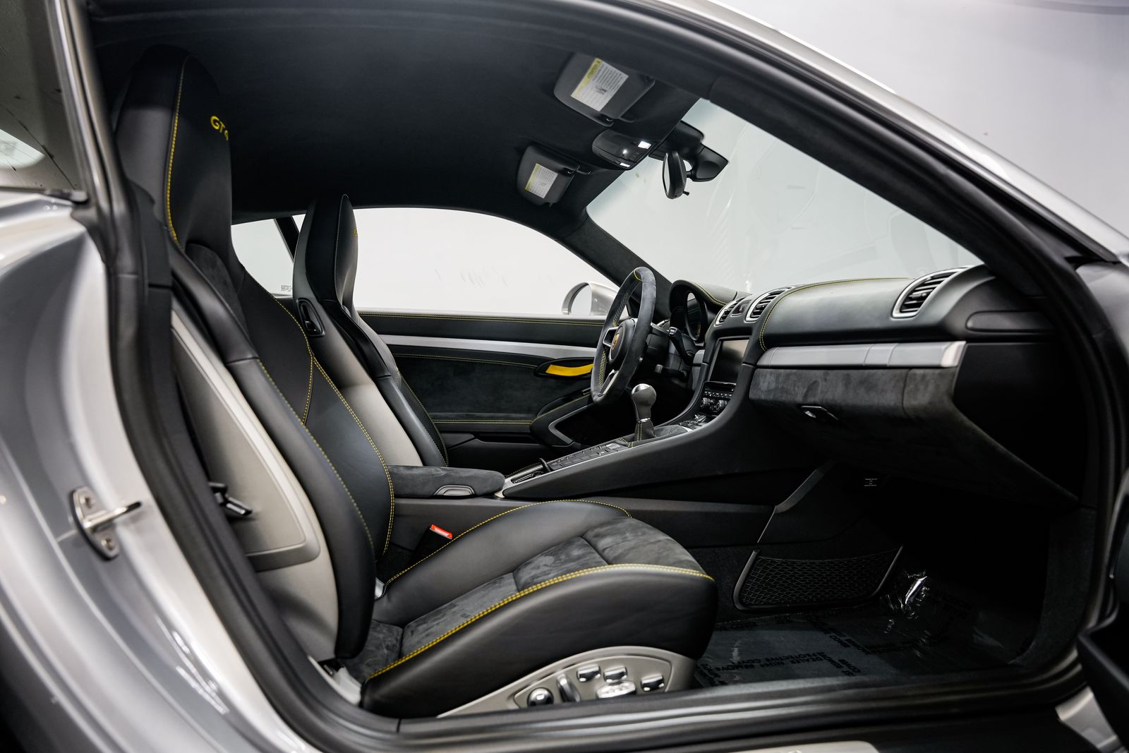 2016 Porsche Cayman GT4 — photo 23