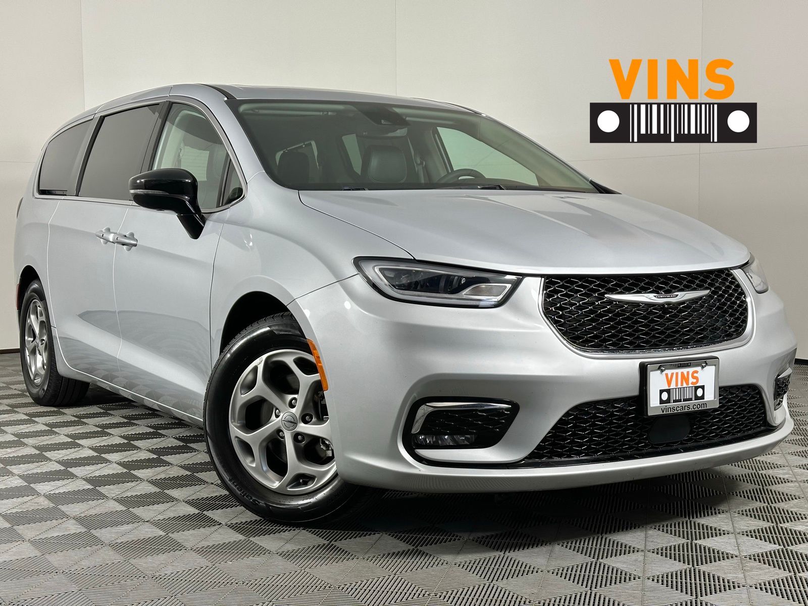 2024 Chrysler Pacifica Limited's photo