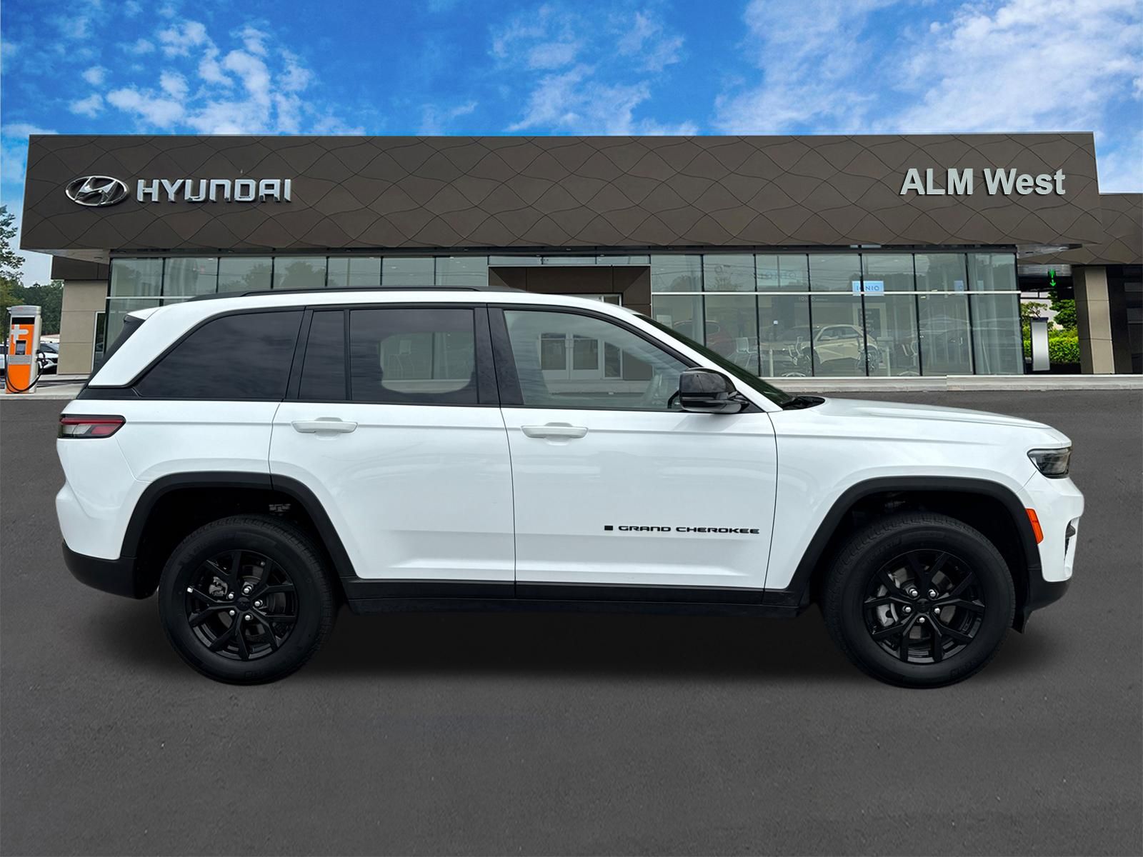Used 2025 White Jeep Altitude image 4