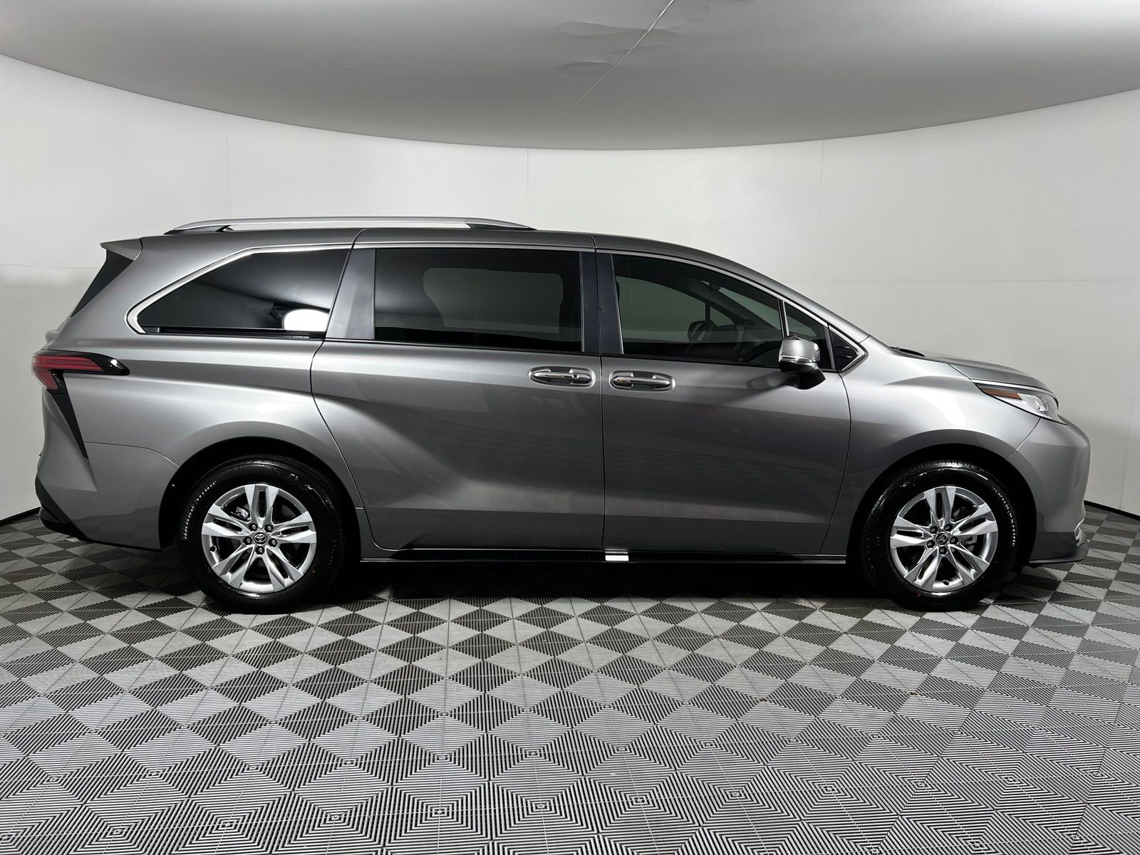 Thumbnail: 2026 Toyota Sienna - 4