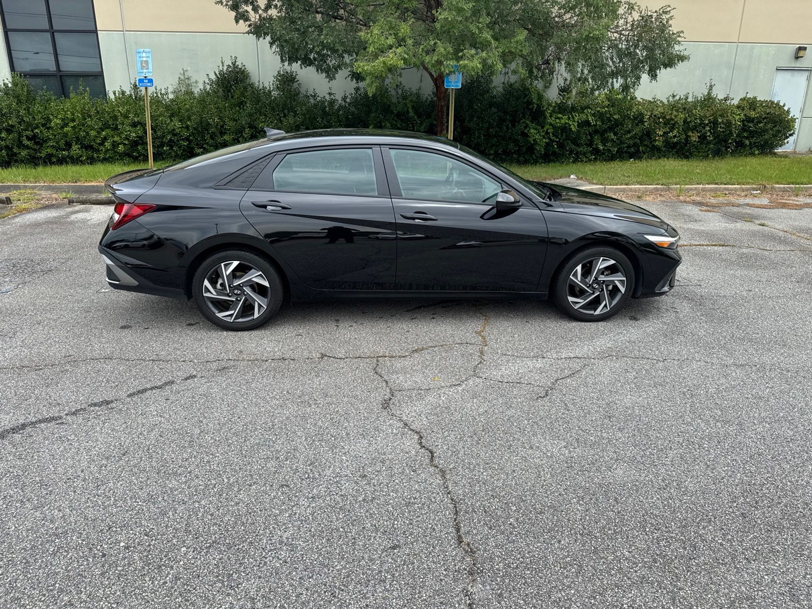 Used 2025 Black Hyundai SEL Sport image 5