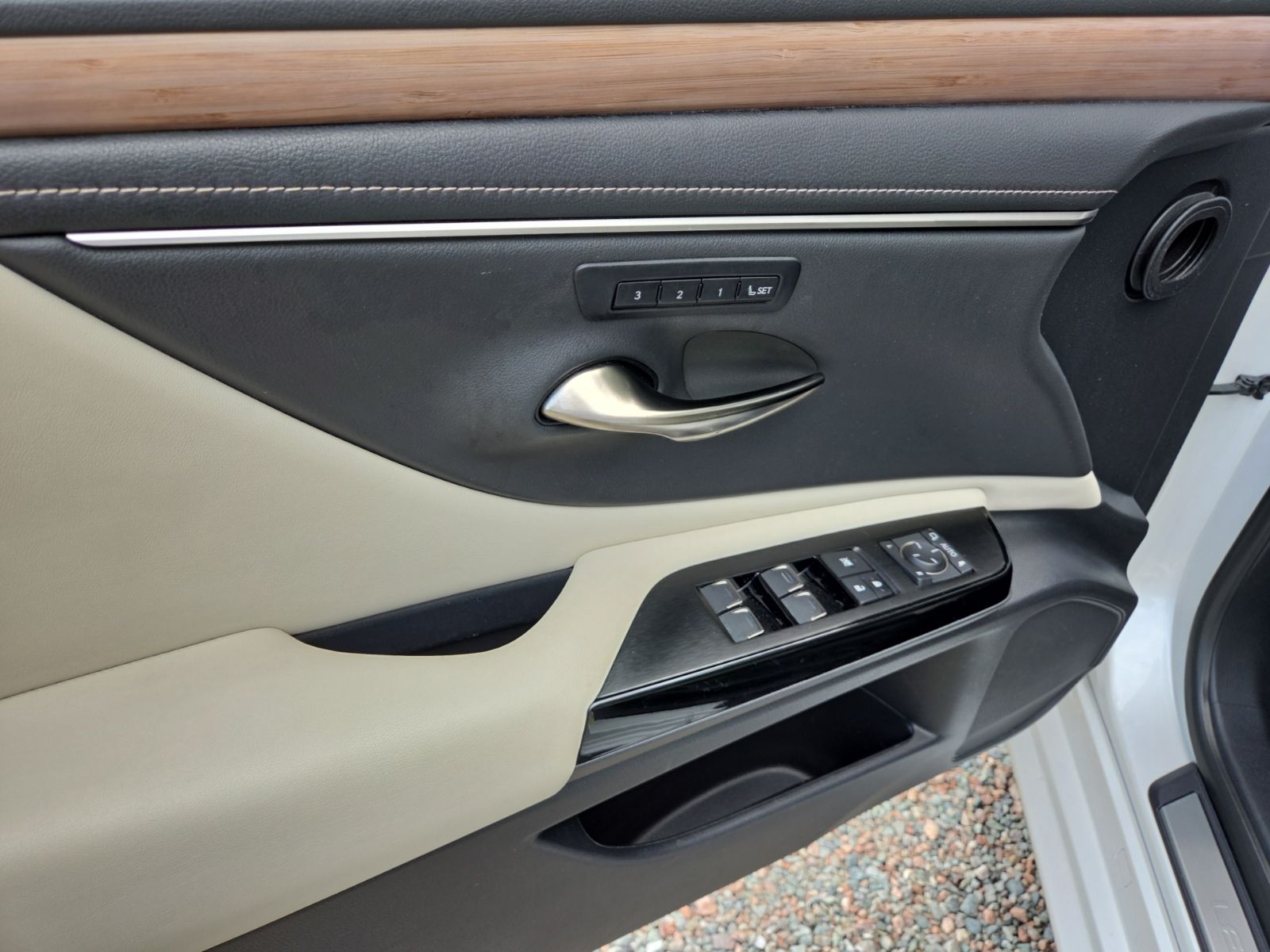 Used 2024 White Lexus 350 image 12