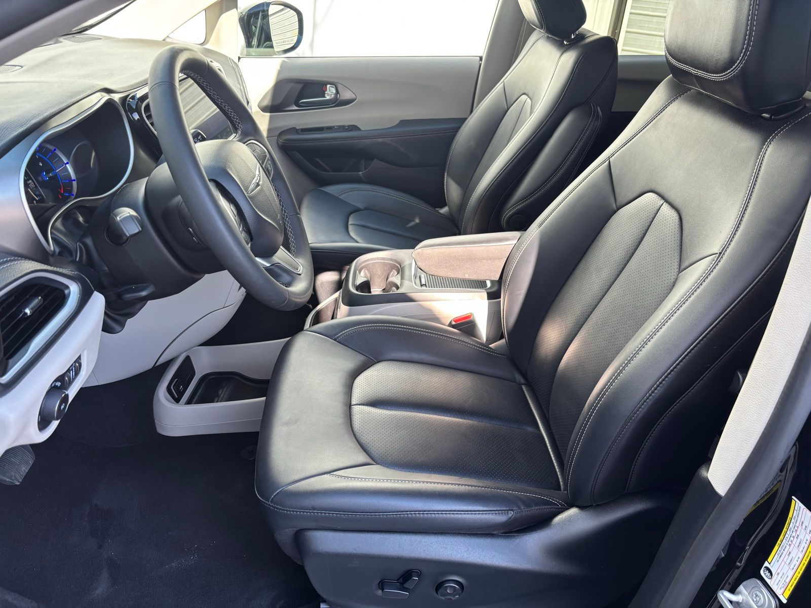 Used Car 2024 Chrysler Pacifica Hybrid  Select For Sale Under $35,000 In Austin, Texas