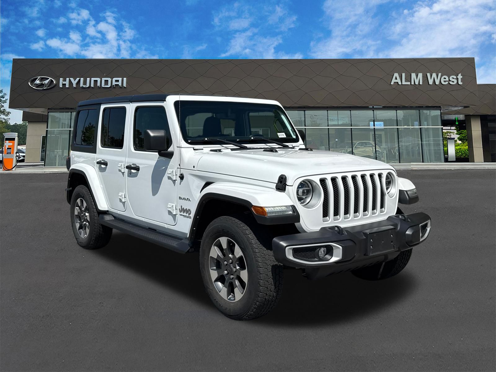 Used 2022 White/off-white Jeep Unlimited Sahara image 3