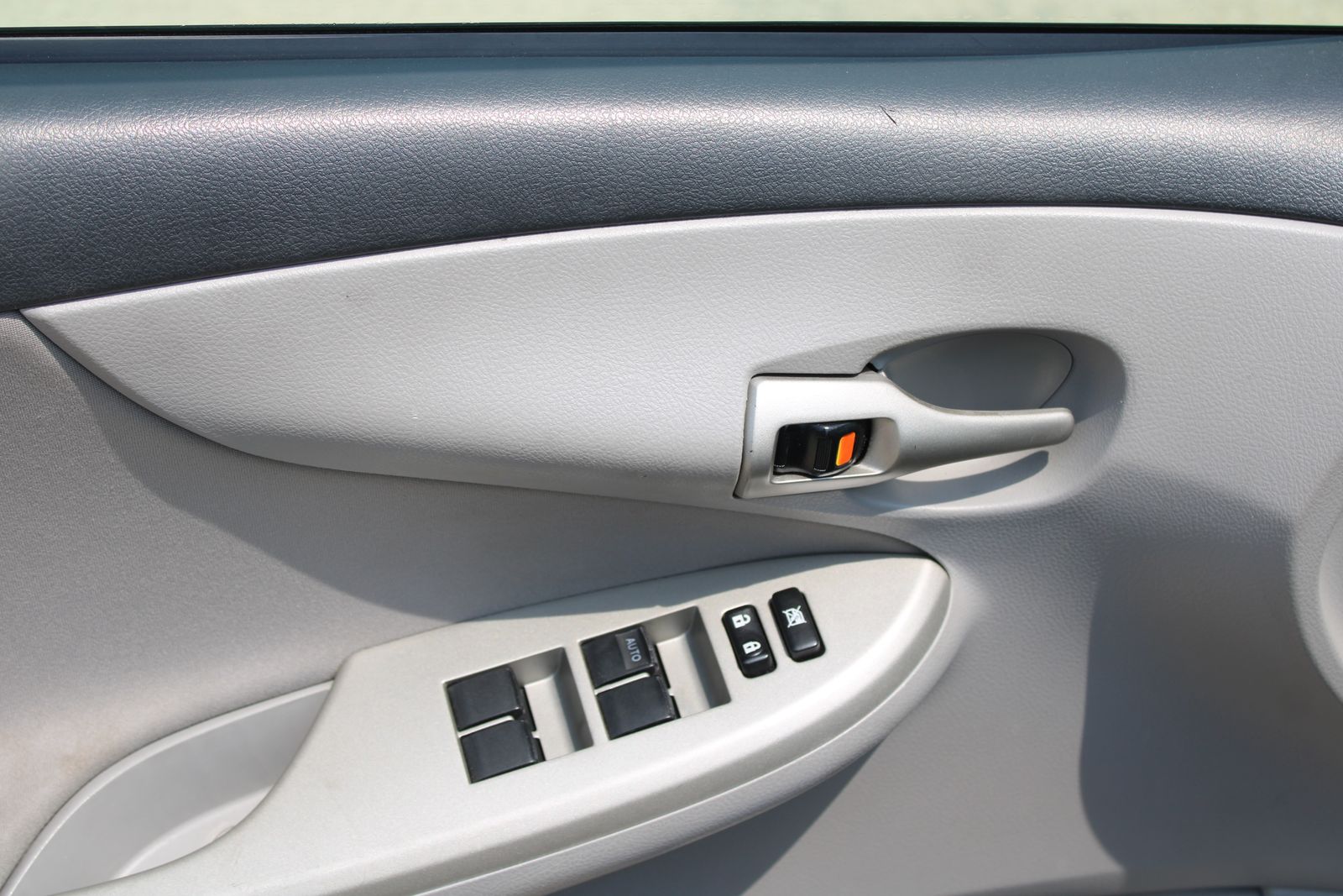 Used 2013 Black Toyota LE image 10