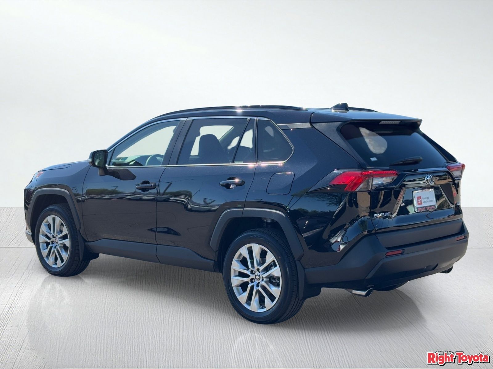 View vehicle photo 4