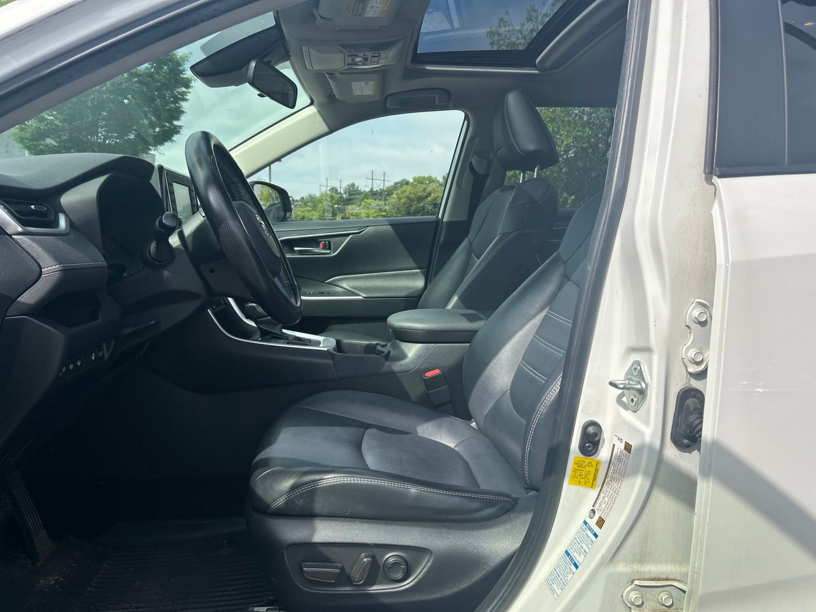 Used 2020 White Toyota XLE Premium image 8