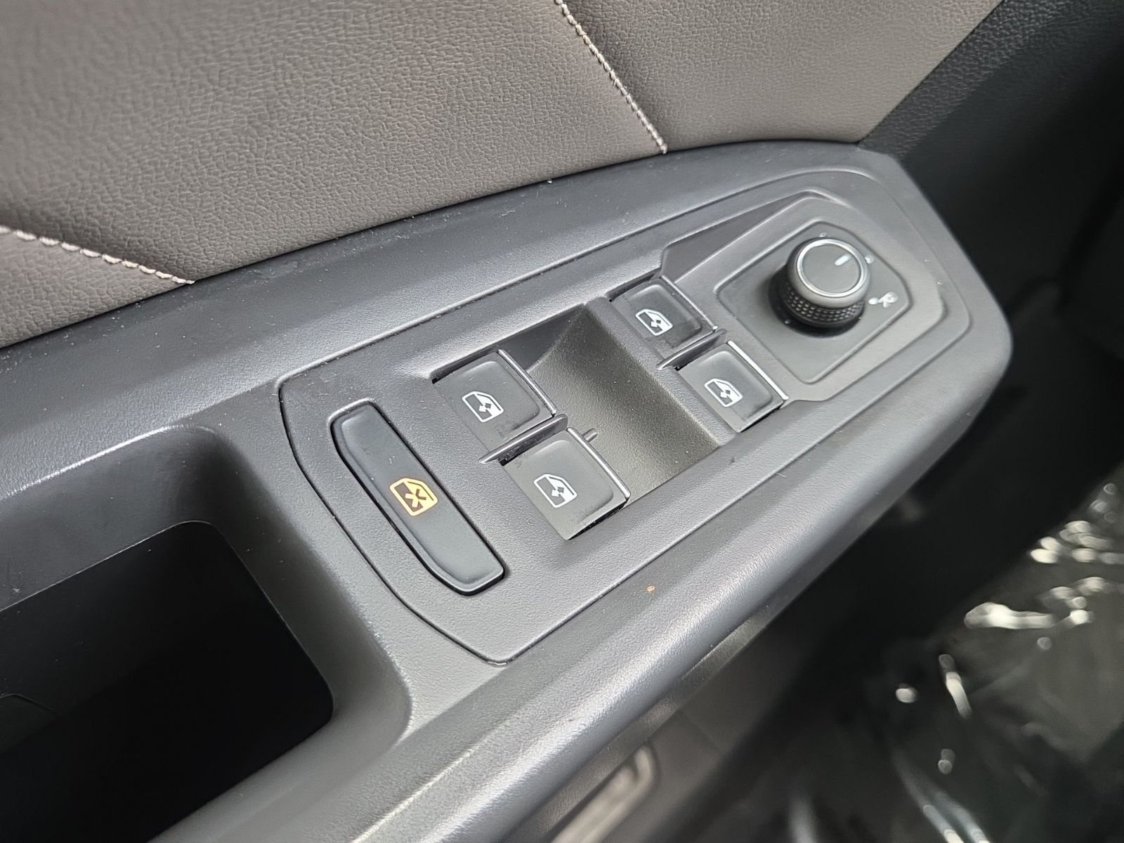 Used 2023 Gray Volkswagen 3.6L V6 SE w/Technology image 31