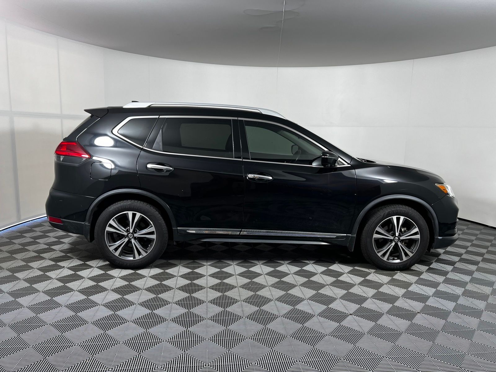 Thumbnail: 2017 Nissan Rogue - 4