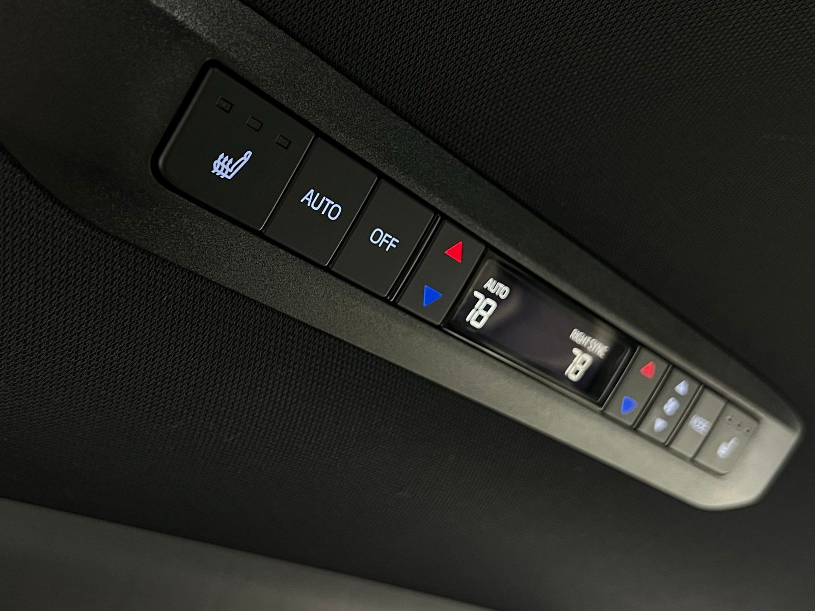 Thumbnail: 2025 Toyota Sienna - 27