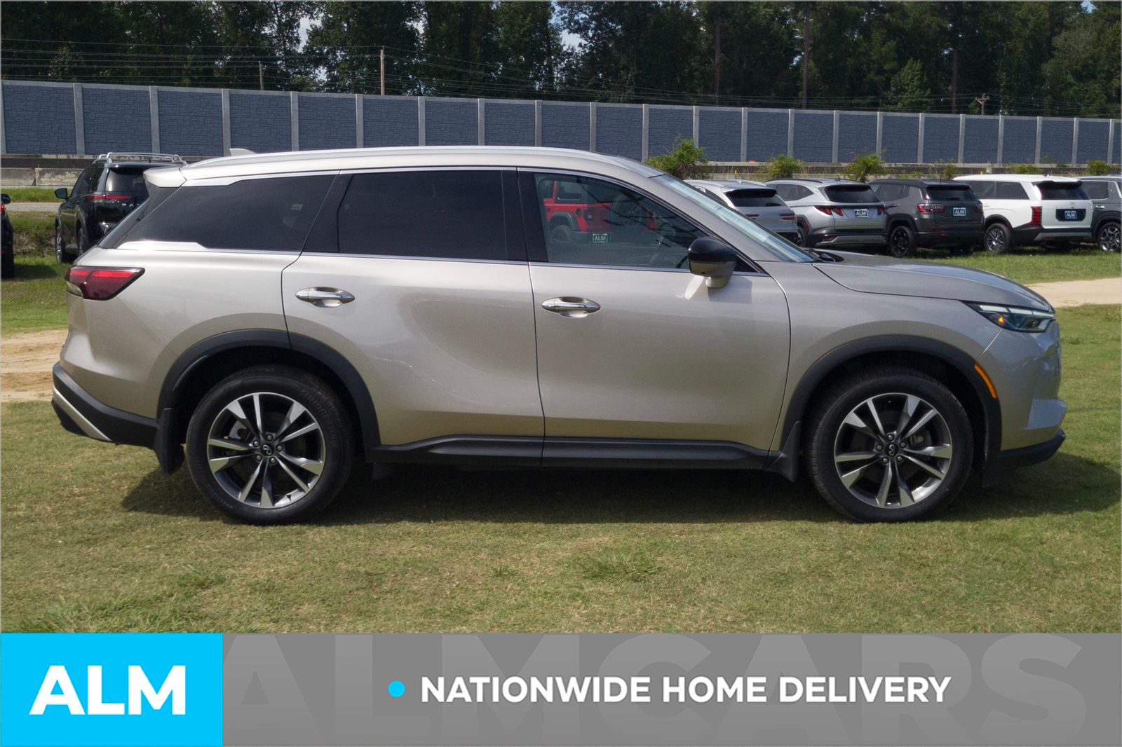 Used 2025  INFINITI LUXE image 4