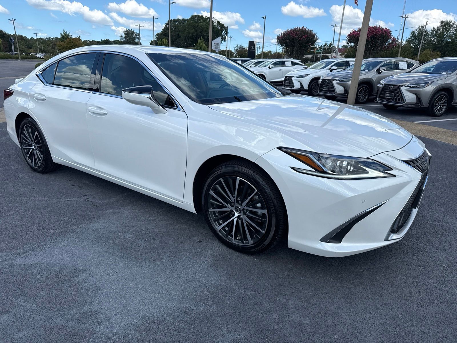 White 2025 Lexus ES Hybrid Sedan Front-Wheel Drive Continuously Variable Transmission