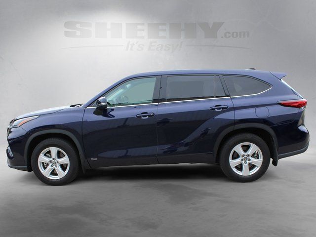 Used 2022  Toyota LE image 5